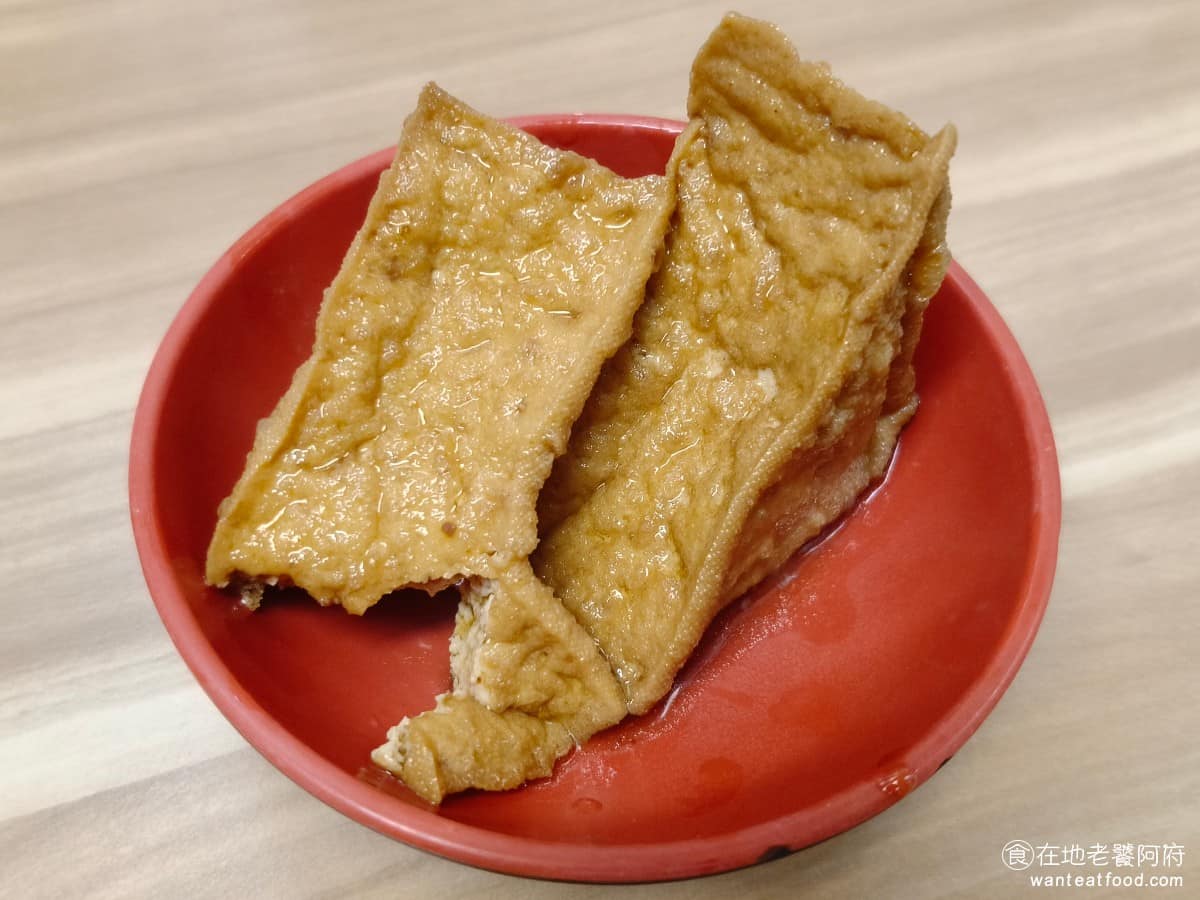 施家麻油腰花 施家麻油腰花菜單 施家麻油腰花推薦 信義區美食 信義美食 永春美食 台灣小吃 麻油腰花 油豆腐 10 元兩塊,是整份菜單裡 CP 值最高的東西之一,外皮吃起來很順口。 @在地老饕阿府