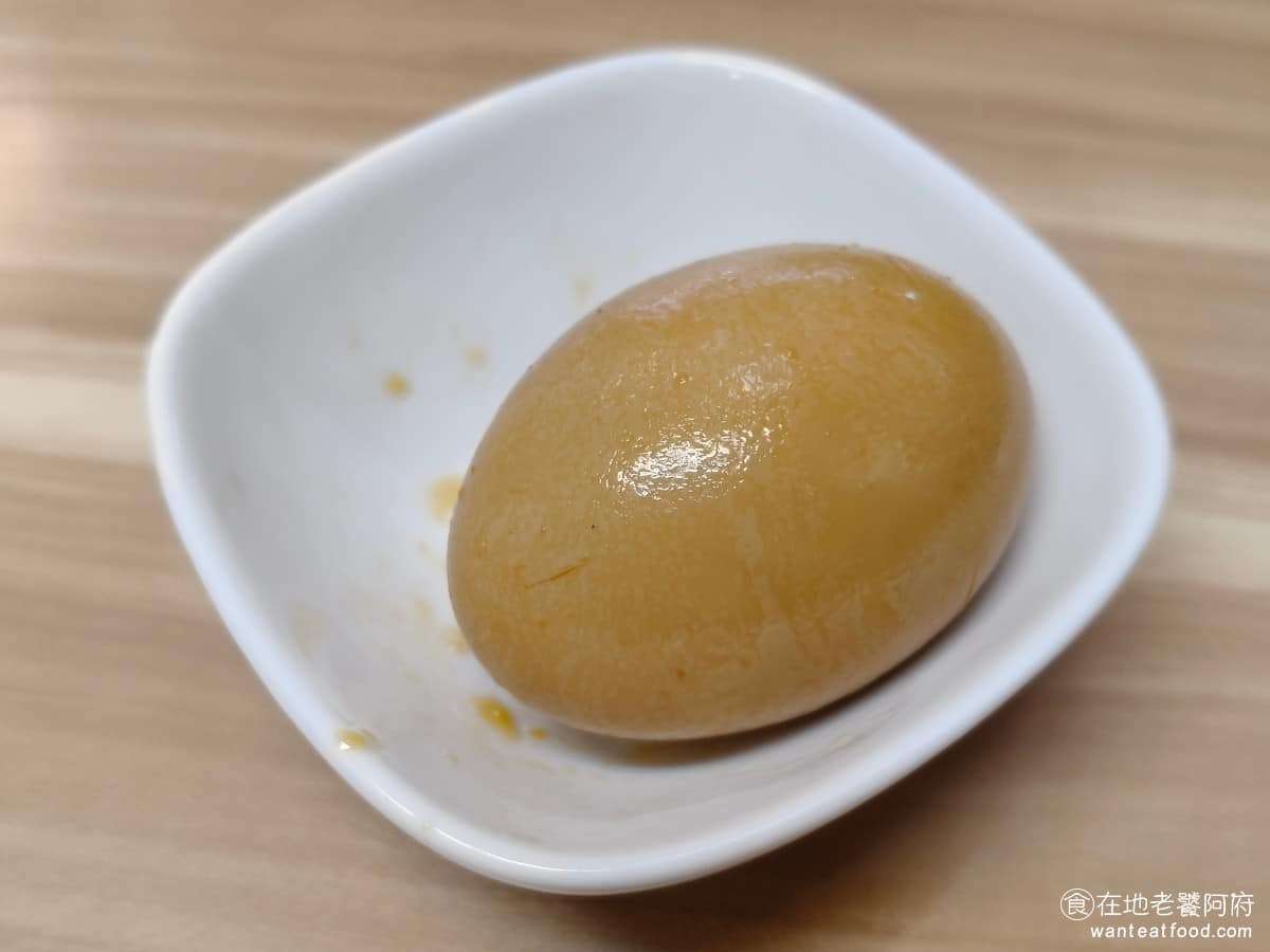 施家麻油腰花 施家麻油腰花菜單 施家麻油腰花推薦 信義區美食 信義美食 永春美食 台灣小吃 麻油腰花 魯蛋 因為《施家麻油腰花》的配菜不多,所以可以多點一顆滷蛋來吃,滷得還算入味。 @在地老饕阿府