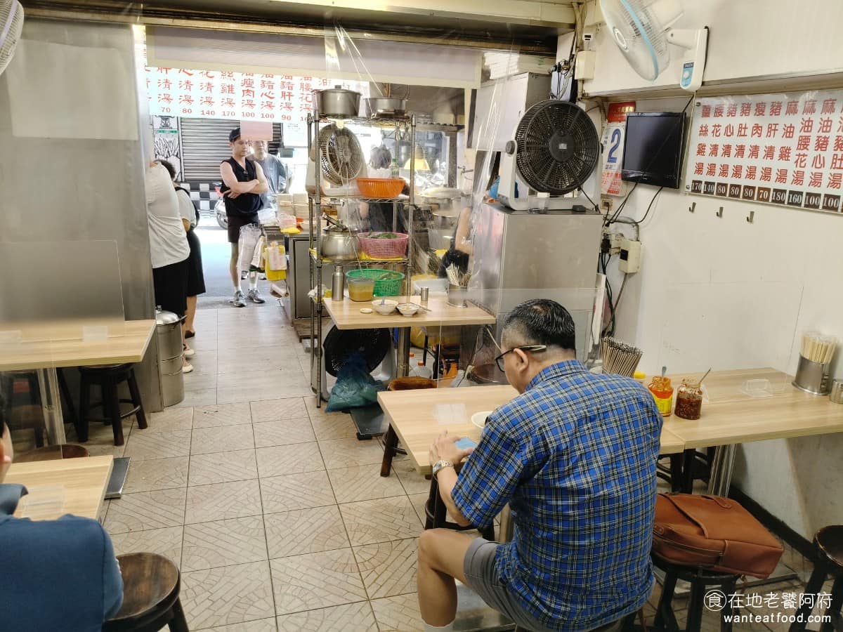 施家麻油腰花 施家麻油腰花菜單 施家麻油腰花推薦 信義區美食 信義美食 永春美食 台灣小吃 麻油腰花 外觀看起來像是市場裡的小破店,但進去之後,環境維持得還算不錯,地板很乾淨,冷氣也開得很涼爽,不會有那種髒亂、不舒服的感覺。 @在地老饕阿府