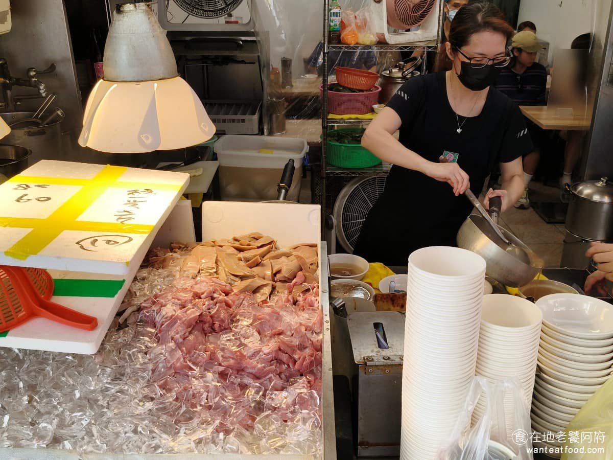 施家麻油腰花 施家麻油腰花菜單 施家麻油腰花推薦 信義區美食 信義美食 永春美食 台灣小吃 麻油腰花 《施家麻油腰花》最大的特色,是堅持使用台灣本地溫體豬內臟,所有食材每天新鮮處理,可以看到店門口,一桶桶冰鎮的腰子,老闆現點、現現處理、現炒、現燙。 @在地老饕阿府