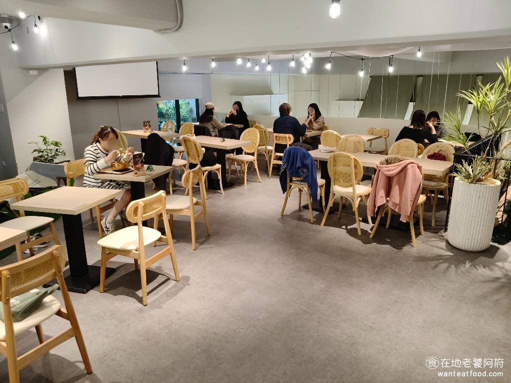 賴山嶼麻辣燙內湖旗艦店 賴山嶼麻辣燙內湖旗艦店菜單 賴山嶼麻辣燙內湖旗艦店推薦 內湖區美食 二樓空間走「野營風」主題,有牆面投影和特別的佈置,讓人在城市裡也能感受到戶外野營的趣味。 @在地老饕阿府