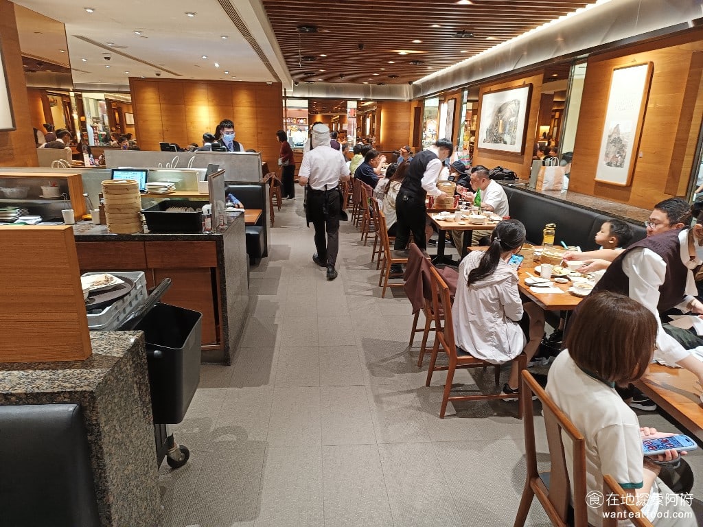 鼎泰豐 復興店 復興店菜單 復興店價格 大安區美食 大安美食 忠孝復興美食 中式料理 小籠包 蛋炒飯 店內雖然都坐滿人,但完全不會覺得店內的環境非常吵雜,因為鼎泰豐在每間店的環境、空間、擺設都有精心設計過。 @在地老饕阿府