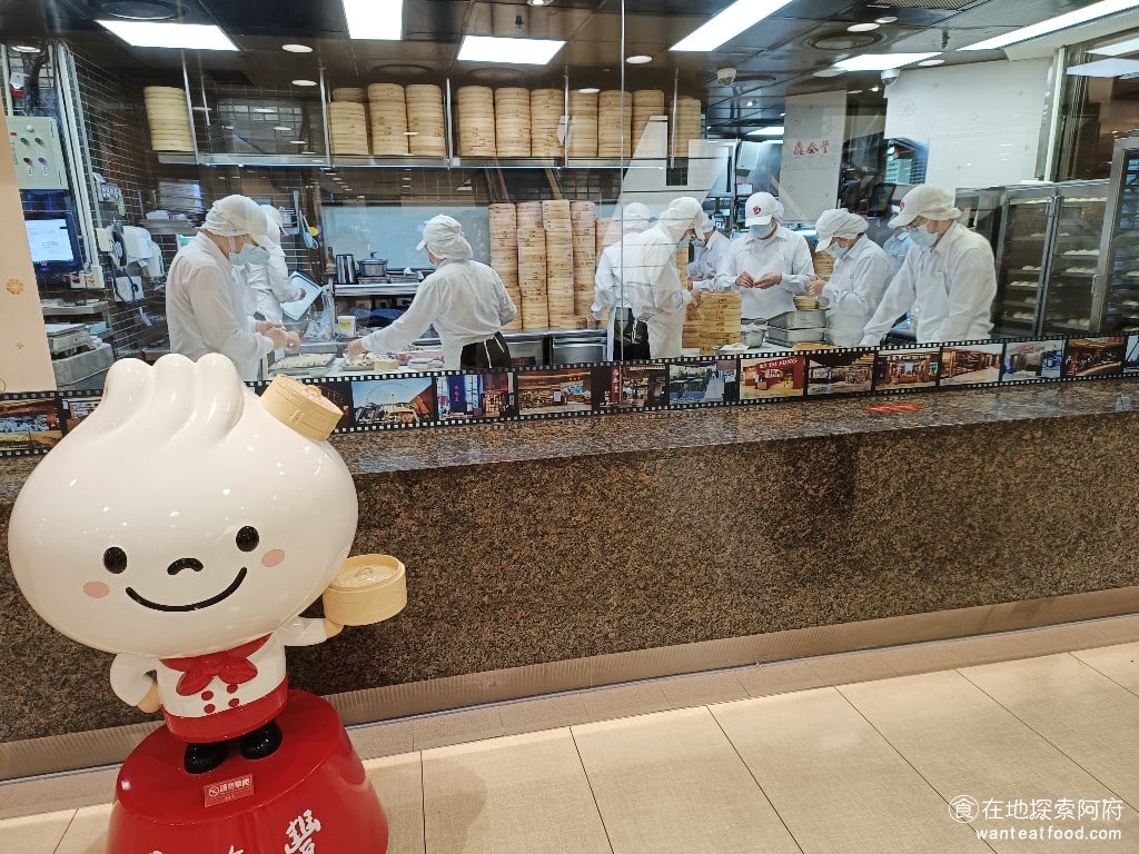 鼎泰豐 復興店 復興店菜單 復興店價格 大安區美食 大安美食 忠孝復興美食 中式料理 小籠包 蛋炒飯 透過透明玻璃的廚房,可以看到好幾位師傅們正在努力地包著小籠包,每個師傅都全副武裝,戴著蓋子、帽子、口罩,穿著制服,看起來非常衛生,也非常敬業。 @在地老饕阿府