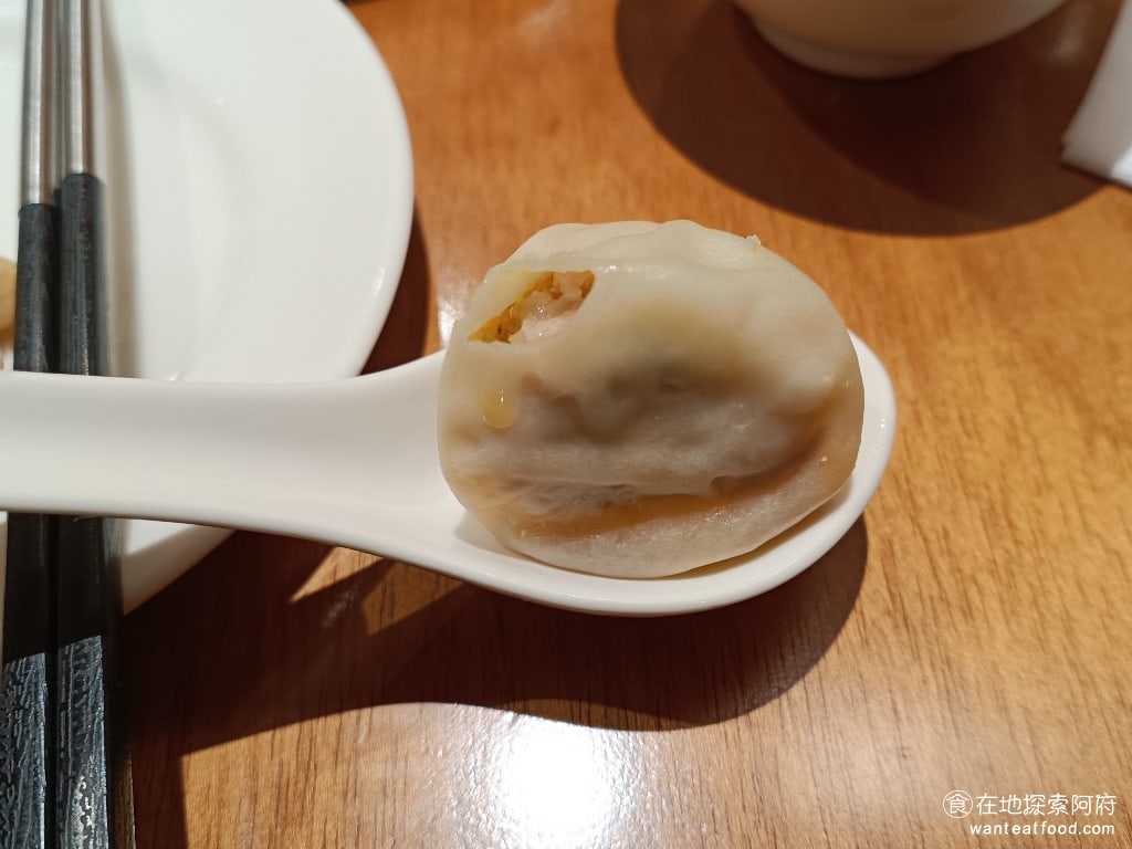 鼎泰豐 復興店 復興店菜單 復興店價格 大安區美食 大安美食 忠孝復興美食 中式料理 小籠包 蛋炒飯 蟹粉的小籠包,個人覺得沒有很喜歡,吃起來比較油膩,蟹黃的味道沒有很重。 @在地老饕阿府