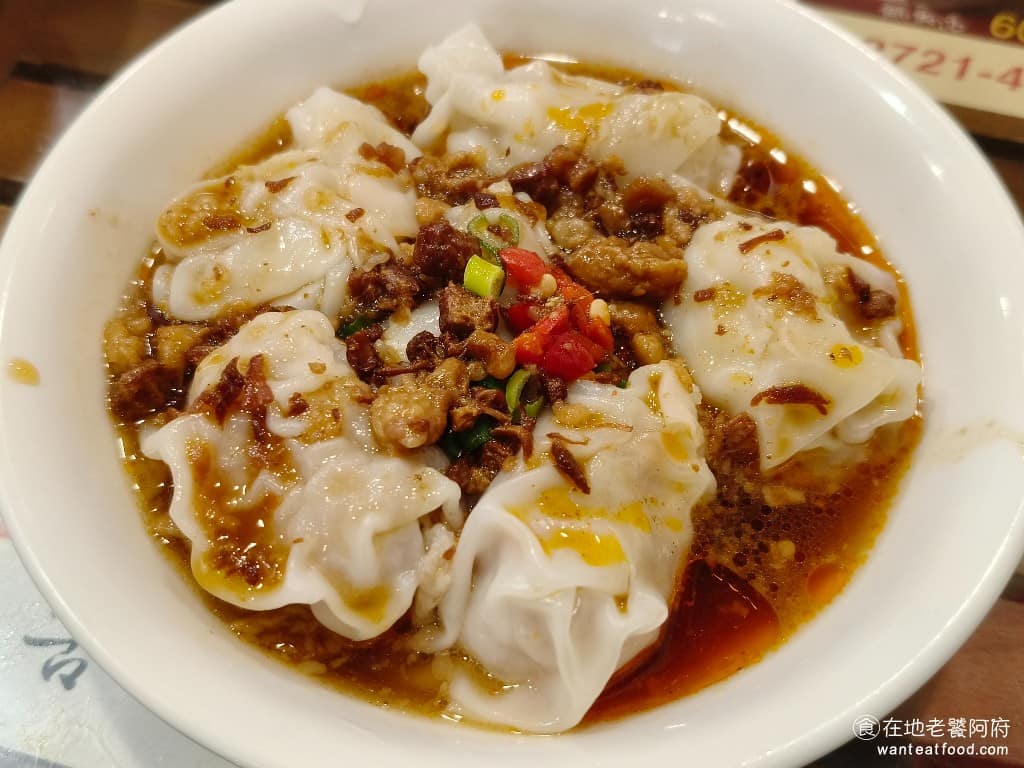 萬香齋台南米糕光復店 萬香齋台南米糕光復店菜單 萬香齋台南米糕光復店推薦 大安區美食 大安美食 紅油抄手 一份大概有六顆左右，每一顆的尺寸都不小，吃起來非常飽滿，外皮滑順紅油醬汁，吃起來微酸微辣，整體來說算是比較普通的紅油抄手。 @在地老饕阿府