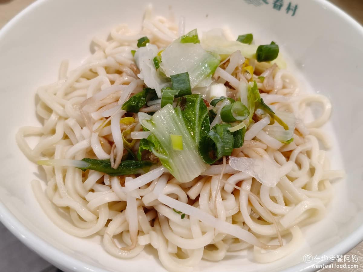 中興眷村內湖店 中興眷村內湖店菜單 內湖美食 內湖站美食 湖光市場美食 台灣小吃 蔥油拌麵 我們有提醒店家，麵要煮軟一點，所以吃起來口感比上次來的時候舒服，調味上主要是蔥油+醬油膏，有點像是醬油膏麵，味道還可以，只是吃多了會比較膩，因為都是醬油膏的味道。 @在地老饕阿府
