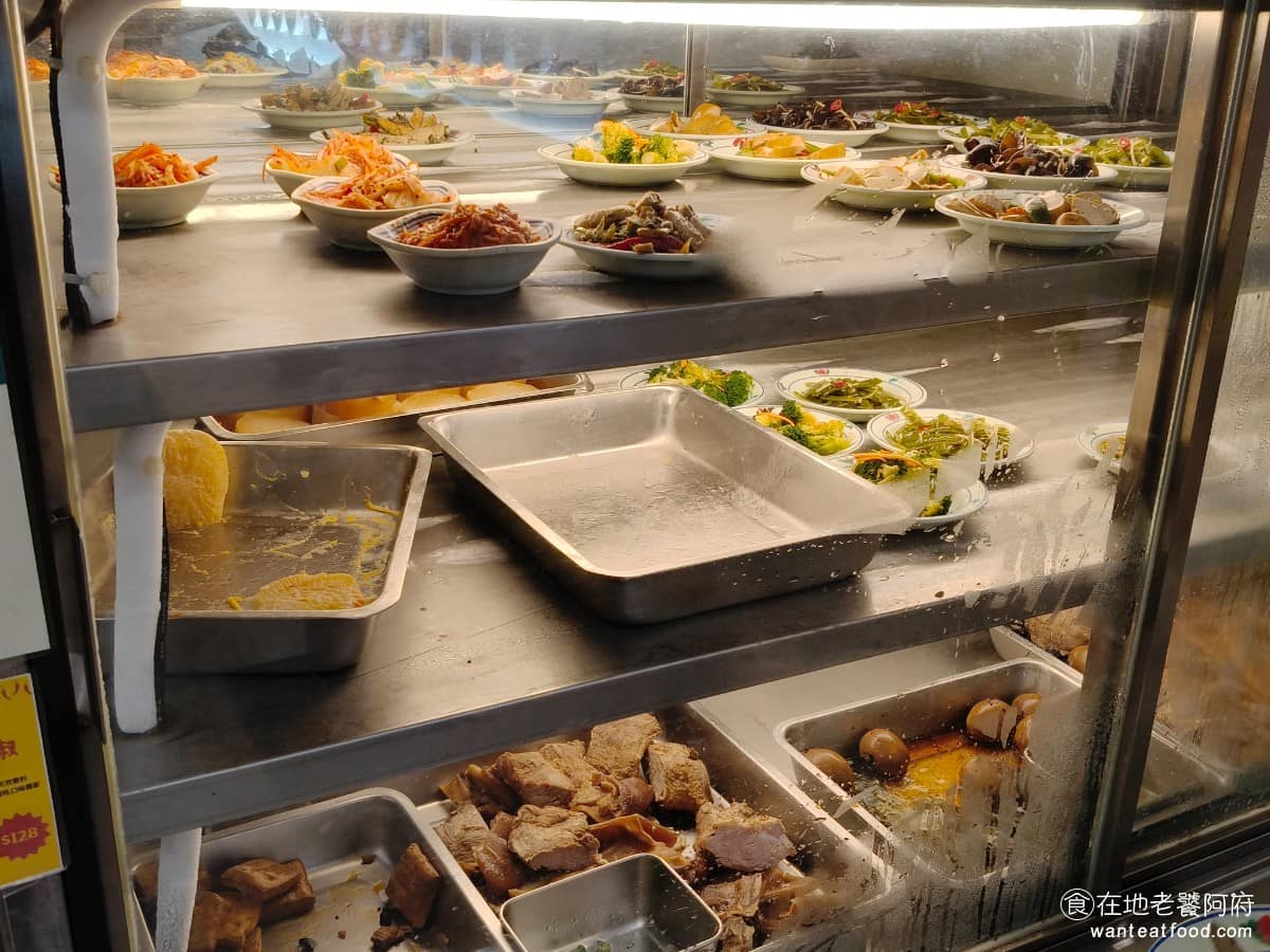 中興眷村內湖店 中興眷村內湖店菜單 內湖美食 內湖站美食 湖光市場美食 台灣小吃 小菜區和滷味區 生意非常好，如果想吃滷味的話，要提早來，不然很多都會被夾光。 @在地老饕阿府