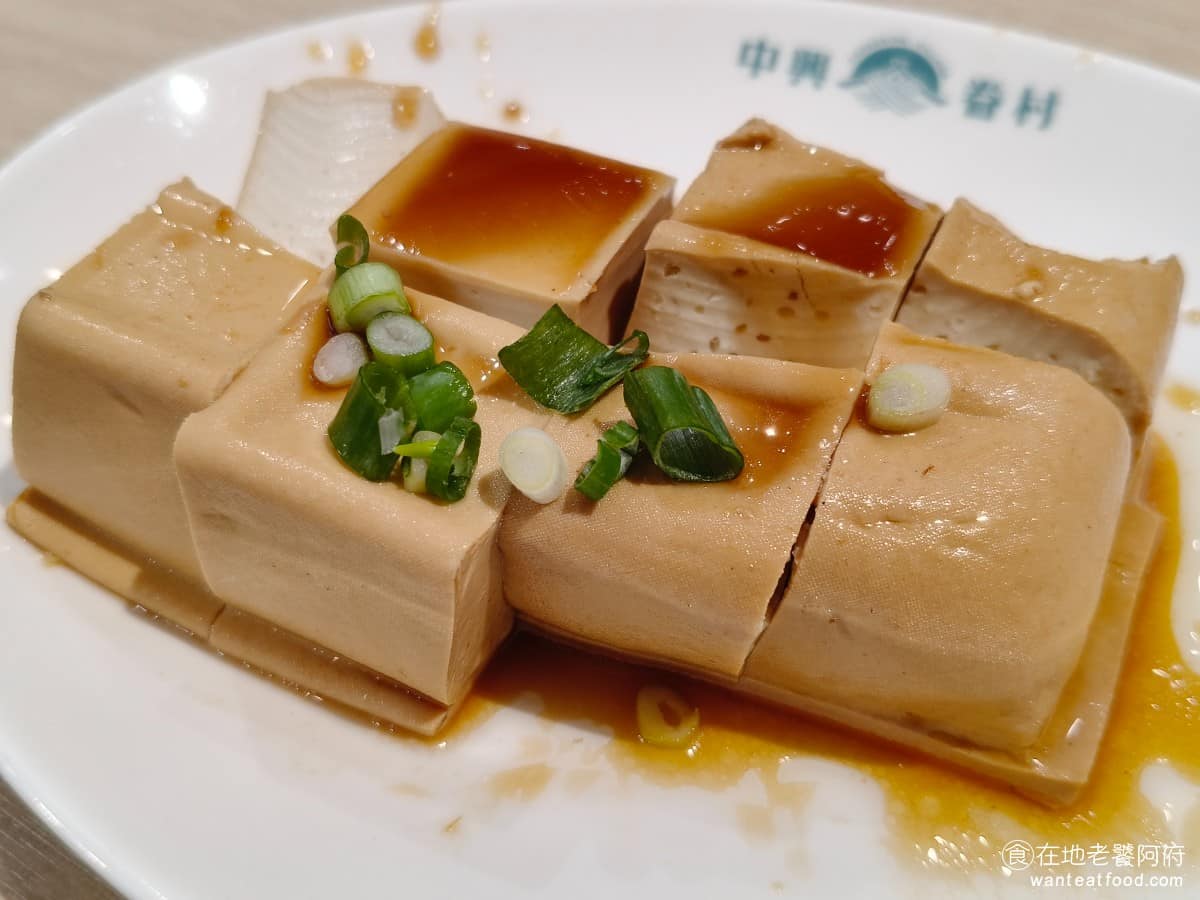 中興眷村內湖店 中興眷村內湖店菜單 內湖美食 內湖站美食 湖光市場美食 台灣小吃 滷嫩豆腐 這一份滷嫩豆腐的價格是 40 元，吃起來的味道還不錯。豆腐吃得到濃鬱的豆香味，搭配甜甜的醬油膏，吃起來非常清爽。 @在地老饕阿府