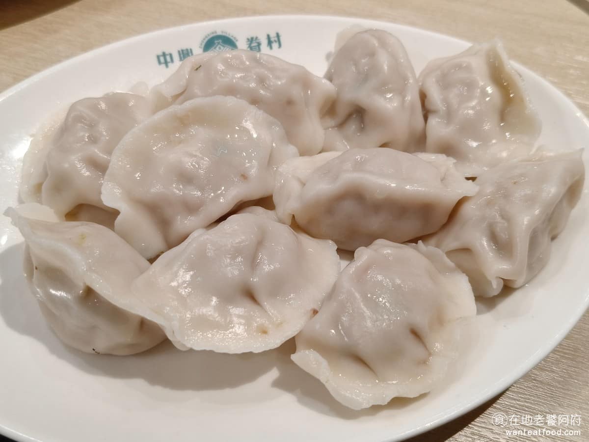 中興眷村內湖店 中興眷村內湖店菜單 內湖美食 內湖站美食 湖光市場美食 台灣小吃 高麗菜水餃10顆 水餃是手工包的，豬肉吃起來很新鮮，只不過內餡味道太清淡了，需要沾一些調味料，才會比較入味。 @在地老饕阿府