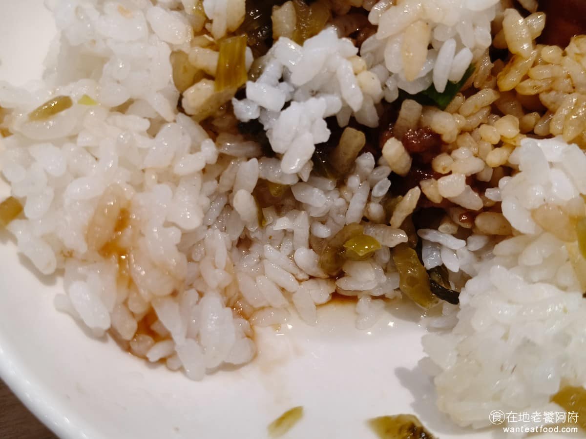 中興眷村內湖店 中興眷村內湖店菜單 內湖美食 內湖站美食 湖光市場美食 台灣小吃 只不過吃到底部，滿滿的都是油，所以只好把上面部分吃完，下面部分太油就沒有吃了 @在地老饕阿府