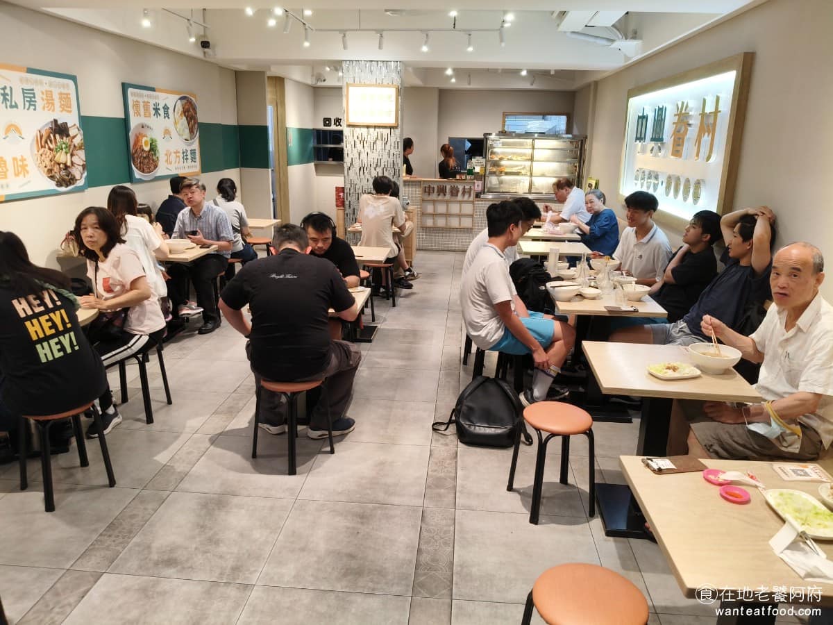 中興眷村內湖店 中興眷村內湖店菜單 內湖美食 內湖站美食 湖光市場美食 台灣小吃 生意特別好，店內都是滿滿的人，用餐前要自己先找到座位，找到座位後，和店員說你坐哪一桌，再進行 QR Code 點餐。 @在地老饕阿府