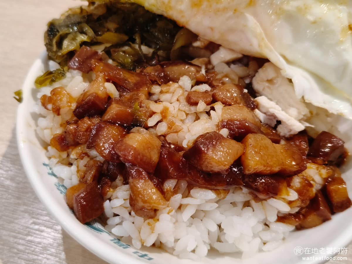 中興眷村內湖店 中興眷村內湖店菜單 內湖美食 內湖站美食 湖光市場美食 台灣小吃 他的肉燥完全是南部的口味，吃起來又甜又鹹，而且滷的顏色非常深，吃起來有一點油，但味道非常棒。旁邊還放了酸菜做提味，上面再搭配一顆半熟蛋，吃起來超級香，是好吃的滷肉飯。 @在地老饕阿府