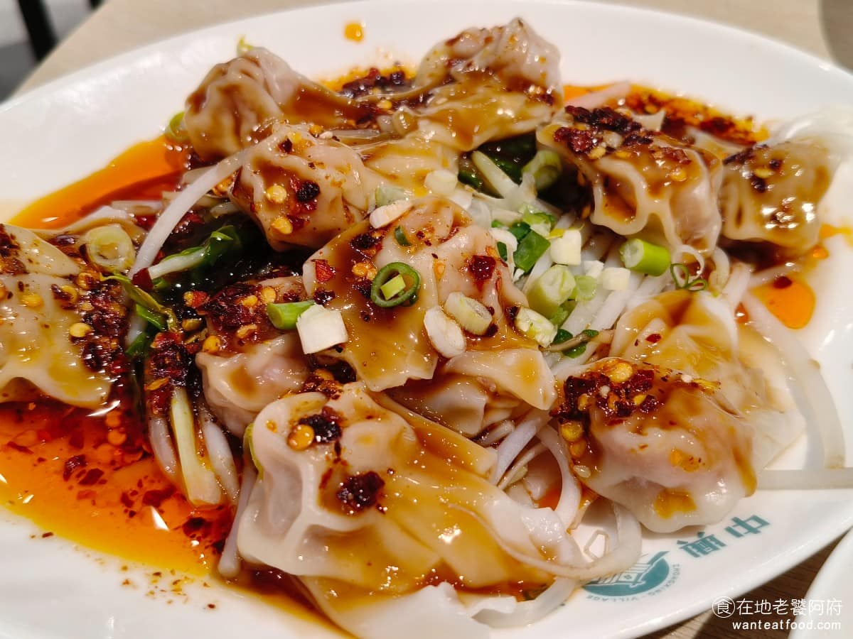 中興眷村內湖店 中興眷村內湖店菜單 內湖美食 內湖站美食 湖光市場美食 台灣小吃 紅油抄手 看起來很辣，但吃起來完全不會，醬底的味道，其實是醬油膏，所以像是醬油膏抄手，味道還行，只是配了醬油膏，少了辣味，愛吃辣的人，會覺得不到味。 @在地老饕阿府