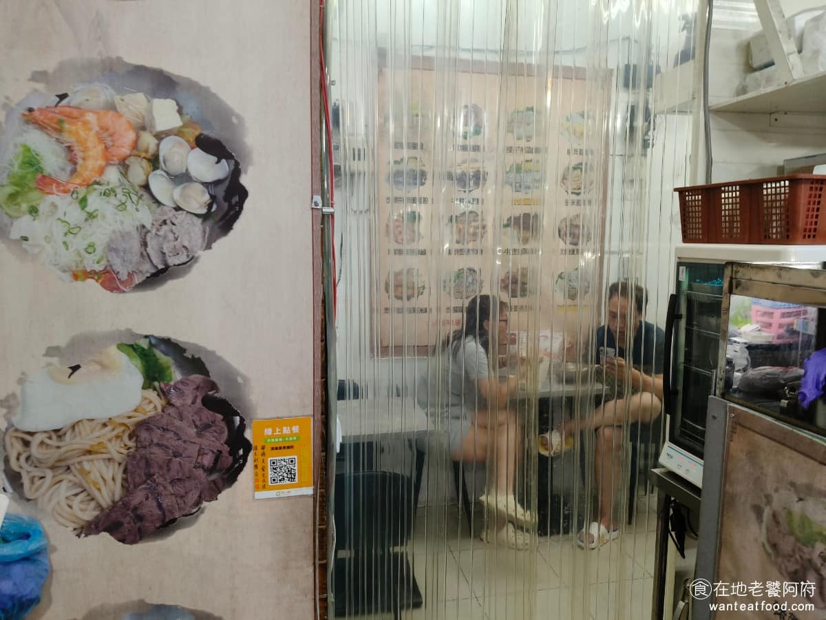 「源廣」廣東腸粉 「源廣」廣東腸粉菜單 「源廣」廣東腸粉推薦 三峽區美食 三峽美食 港式料理 店面本身不大,是典型的街邊小吃攤形式,招牌低調、不張揚,但排隊人潮不少,尤其是假日或用餐時段,更加明顯。 @在地老饕阿府