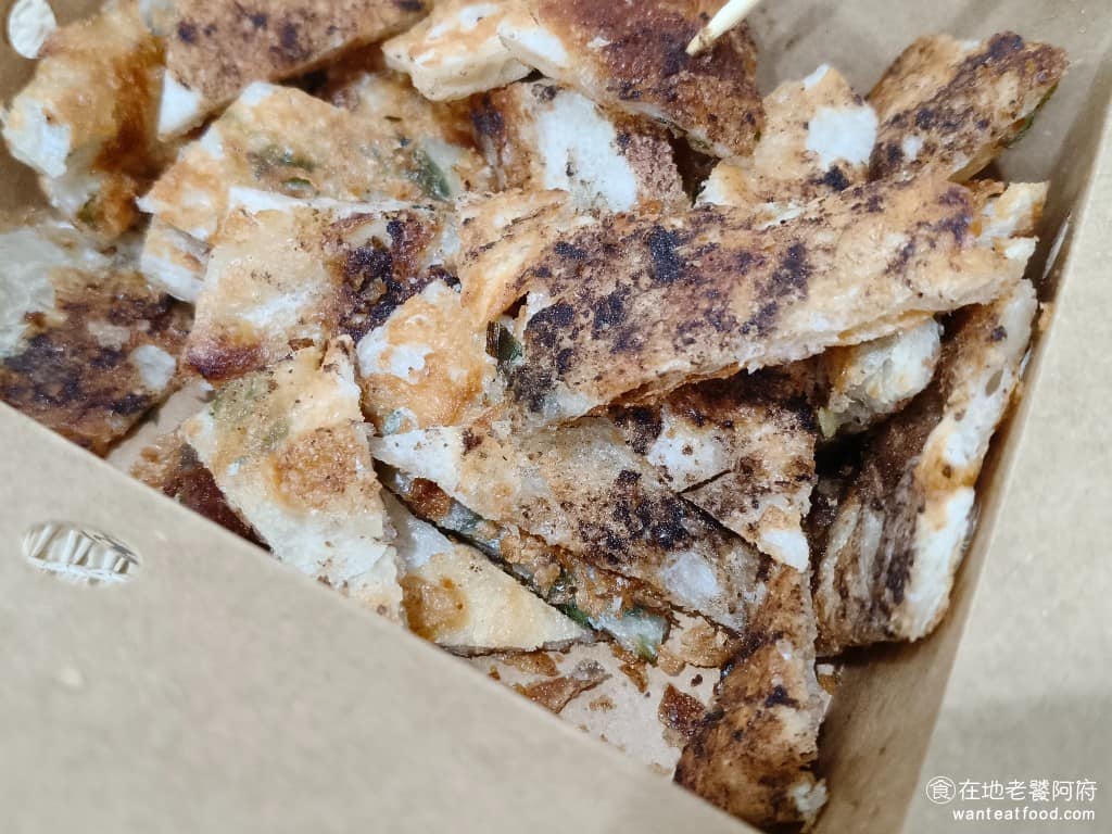 佳元蔥油餅舖台北內湖總店 佳元蔥油餅舖台北內湖總店菜單 佳元蔥油餅舖台北內湖總店推薦 吃了一口，發現真的很不錯，黑松露粉加的很多，味道非常重，黑松露香氣十分濃郁。同時也撒了胡椒鹽，也帶著胡椒的香氣，可以吃得到雙重層次感，雖然一定要買大份，但發現根本沒差，因為很好吃，大份根本也不夠吃啊。 @在地老饕阿府