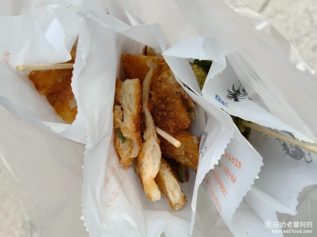 佳元蔥油餅舖台北內湖總店 佳元蔥油餅舖台北內湖總店菜單 佳元蔥油餅舖台北內湖總店推薦 佳元最大的特色，就是現擀現煎，透過煎、悶、烙的方式，讓餅皮煎得金黃香酥，色澤均勻不焦黑，而且帶有淡淡的焦香味。 @在地老饕阿府