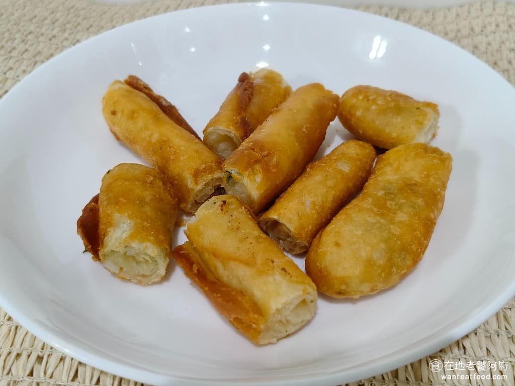 佳元蔥油餅舖台北內湖總店 佳元蔥油餅舖台北內湖總店菜單 佳元蔥油餅舖台北內湖總店推薦 蔥仔條 蔥仔條非常特別長得像咖啡捲一樣的小點心，小份是 55 元，比其他的蔥油餅，和蔥仔餅都還貴了許多。 @在地老饕阿府