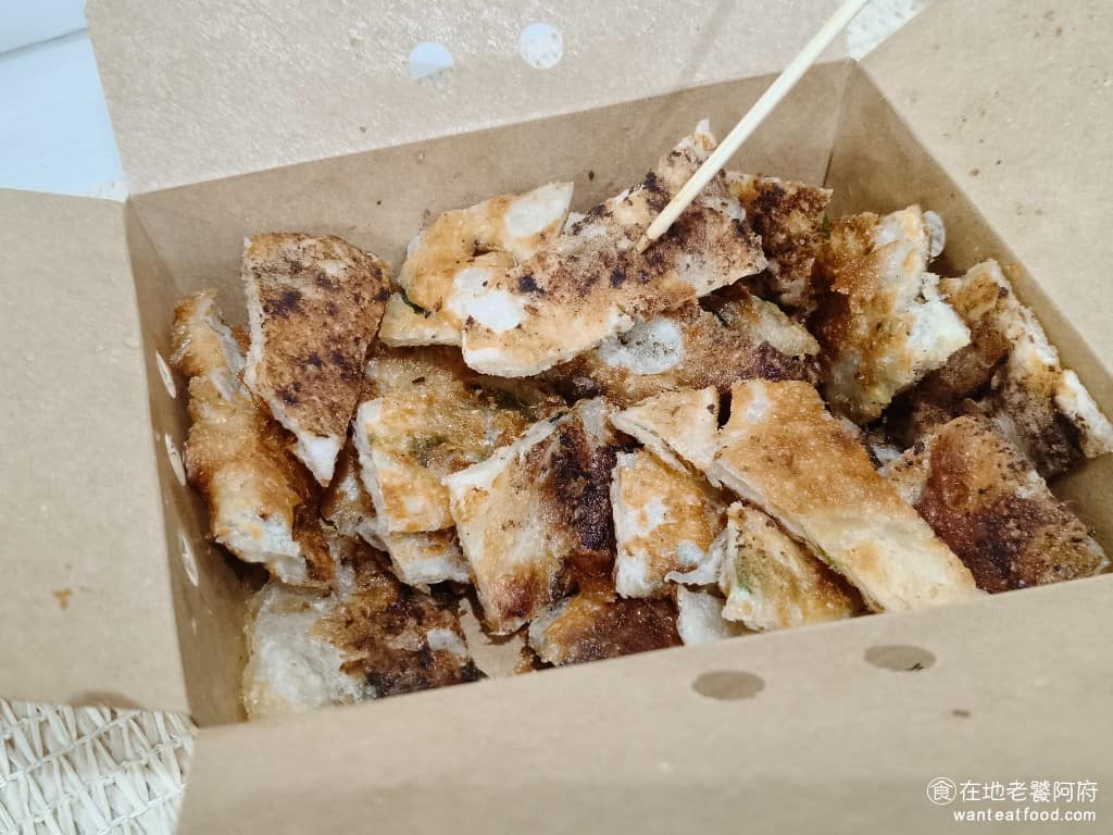 佳元蔥油餅舖台北內湖總店 佳元蔥油餅舖台北內湖總店菜單 佳元蔥油餅舖台北內湖總店推薦 黑松露蔥油餅 這是店內最高級的餐點，一份要 95 元，而且只能買大份的，沒有賣小份的。點了之後不用選那 9 種口味，因為黑松露就是自己一種口味。 @在地老饕阿府