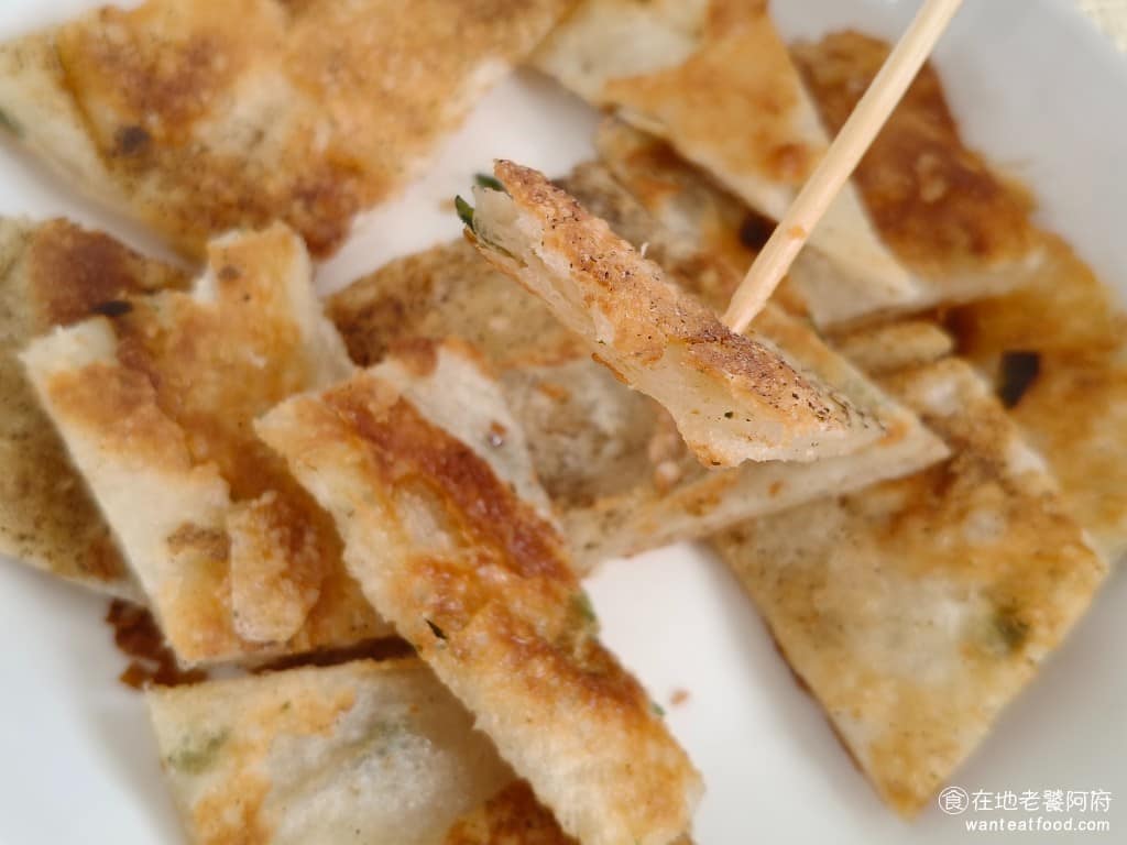 佳元蔥油餅舖台北內湖總店 佳元蔥油餅舖台北內湖總店菜單 佳元蔥油餅舖台北內湖總店推薦 原味的蔥油餅，只有酥脆的口感，但加了胡椒後，不只脆，而且還更香，如果趁熱現吃，完全是我近期吃過最好吃的蔥油餅，餅皮厚實了一些，個人覺得比何佳佳的口感更好。 @在地老饕阿府