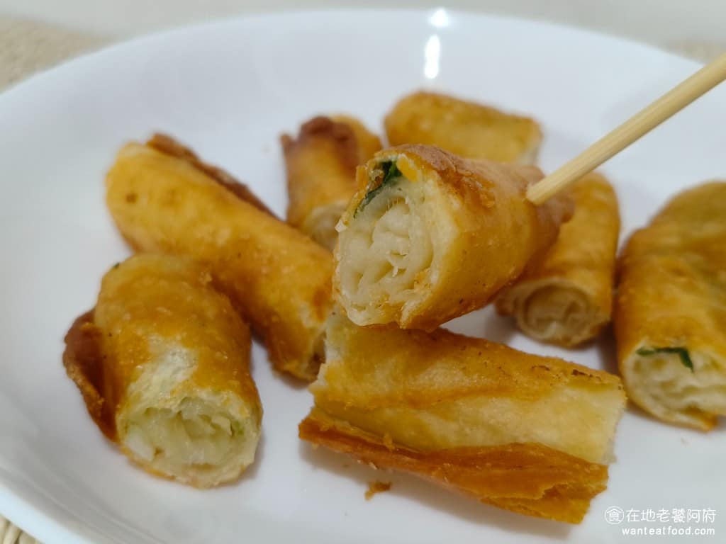 佳元蔥油餅舖台北內湖總店 佳元蔥油餅舖台北內湖總店菜單 佳元蔥油餅舖台北內湖總店推薦 蔥仔條外皮炸得很酥脆，裡面的麵皮卷得很厚實，原本以為裡面會有很多蔥，但仔細看之後發現沒有，全部都是麵團為主，慢慢嚼可以吃得到麵香味，別有特色，只是裡面蔥味道比較淡，都是麵團味，就略顯可惜，建議搭配一些比較重口味的調味，例如 胡椒、爆蒜，會更有味道。 @在地老饕阿府