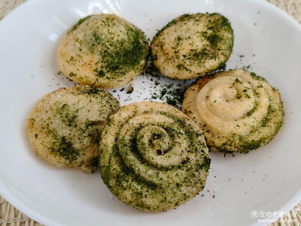 佳元蔥油餅舖台北內湖總店 佳元蔥油餅舖台北內湖總店菜單 佳元蔥油餅舖台北內湖總店推薦 蔥仔餅 除了蔥油餅，店裡還有賣蔥仔餅，蔥仔餅是小小顆的炸餅，裡面包滿蔥餡，外酥內軟、蔥香味濃郁。 @在地老饕阿府