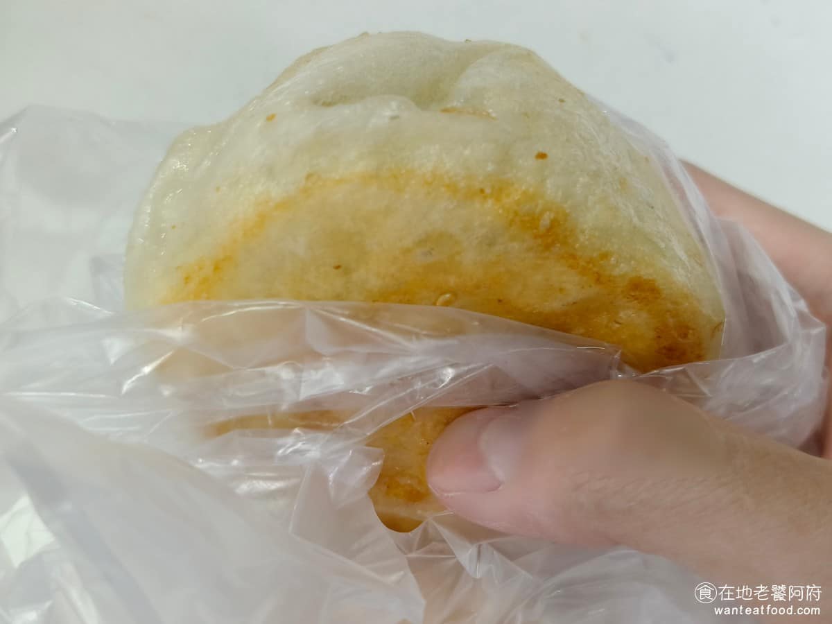 傳說水煎包 傳說水煎包菜單 傳說水煎包推薦 南港區美食 南港美食 南港展覽館美食 中式料理 水煎包 蔥肉包 內餡肉末紥實，蔥香與肉香比例平衡，口感類似大水餃的紮實感，肉汁有一定表現，味道簡單不複雜。 @在地老饕阿府