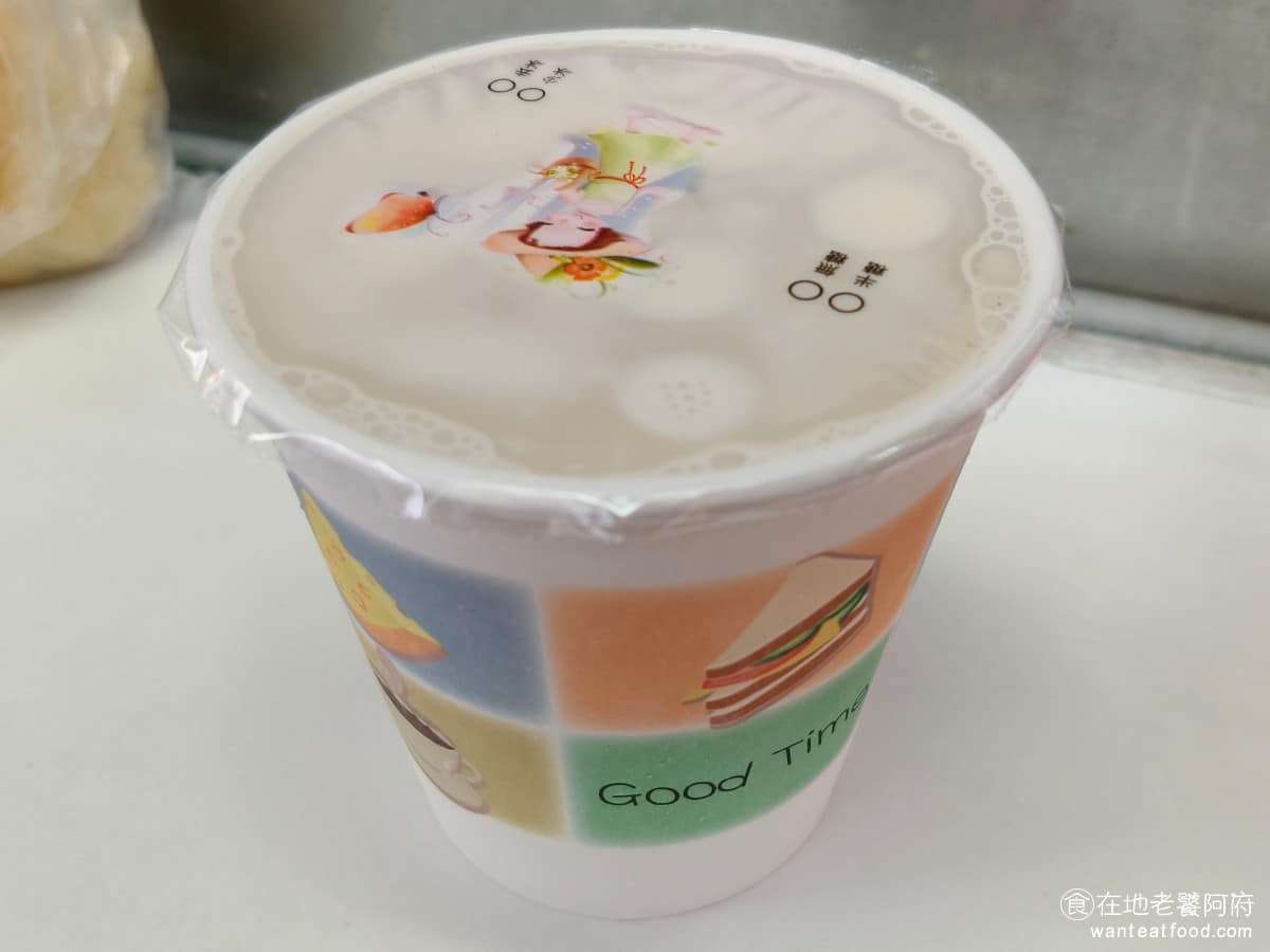 傳說水煎包 傳說水煎包菜單 傳說水煎包推薦 南港區美食 南港美食 南港展覽館美食 中式料理 水煎包 豆漿 小杯NT$18，冰冰的，口味微甜，不會膩。水煎包剛起鍋，會非常燙，直接吃很燙口，點一杯豆漿搭配著吃，會順很多。 @在地老饕阿府