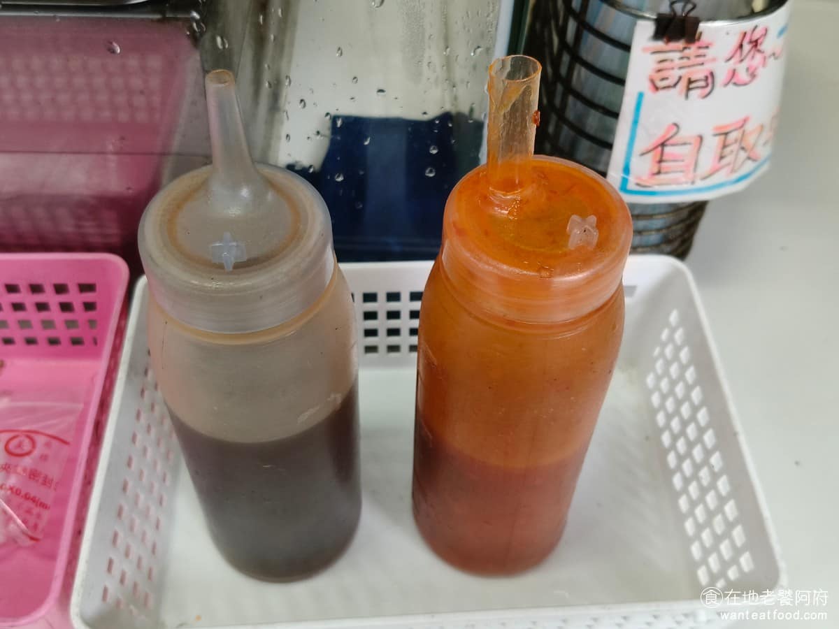 傳說水煎包 傳說水煎包菜單 傳說水煎包推薦 南港區美食 南港美食 南港展覽館美食 中式料理 水煎包 醬料區提供醬油、辣椒醬，吸管是自取。 @在地老饕阿府