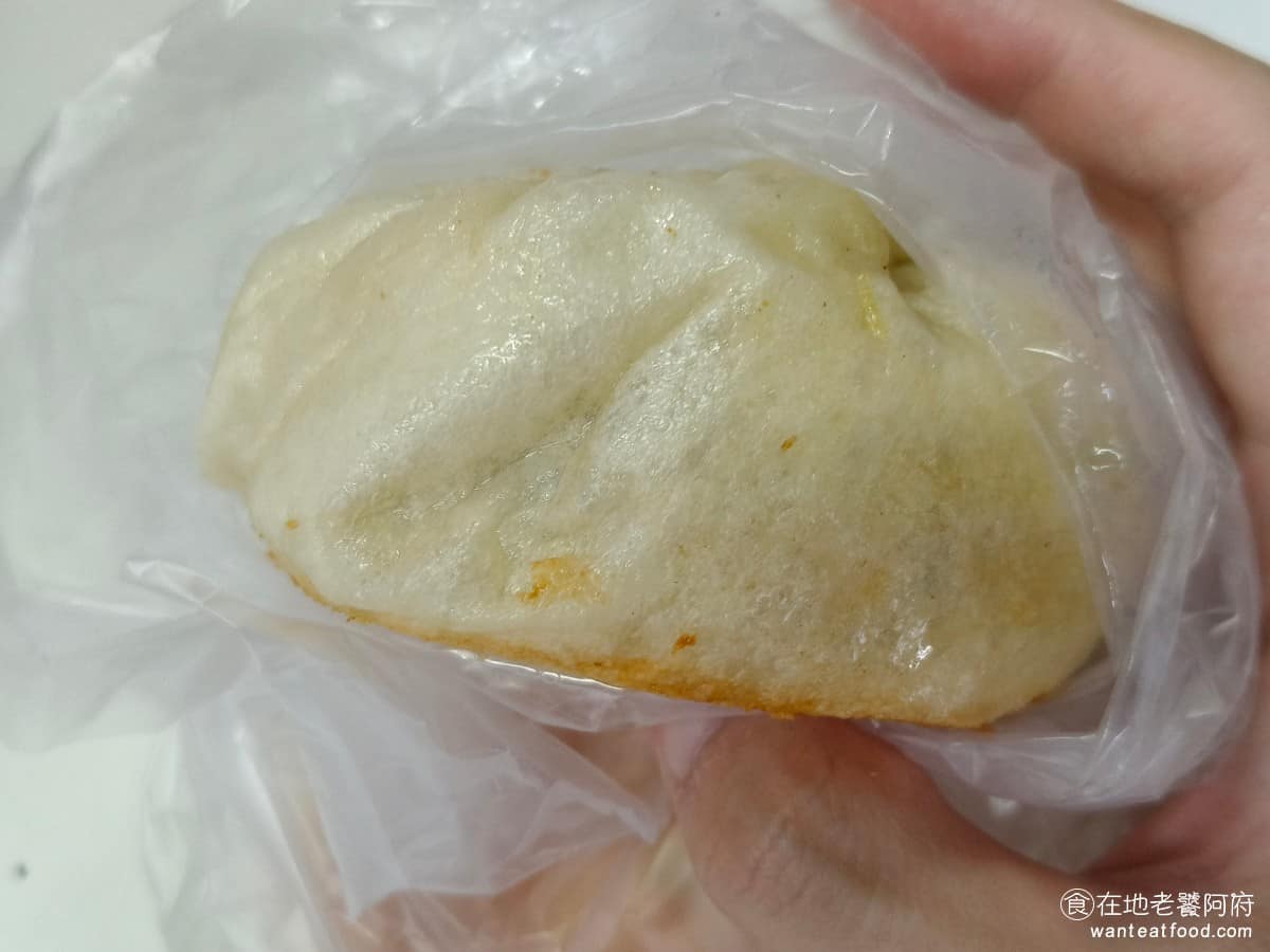 傳說水煎包 傳說水煎包菜單 傳說水煎包推薦 南港區美食 南港美食 南港展覽館美食 中式料理 水煎包 韭菜粉絲包 內餡是韭菜、冬粉加豆干，料給得非常多，甚至多到快滿出來的程度。韭菜顏色鮮綠，新鮮度很好，吃下去不會打嗝，這點可以直接說明食材新鮮。冬粉口感綿密，豆干也很軟。 @在地老饕阿府