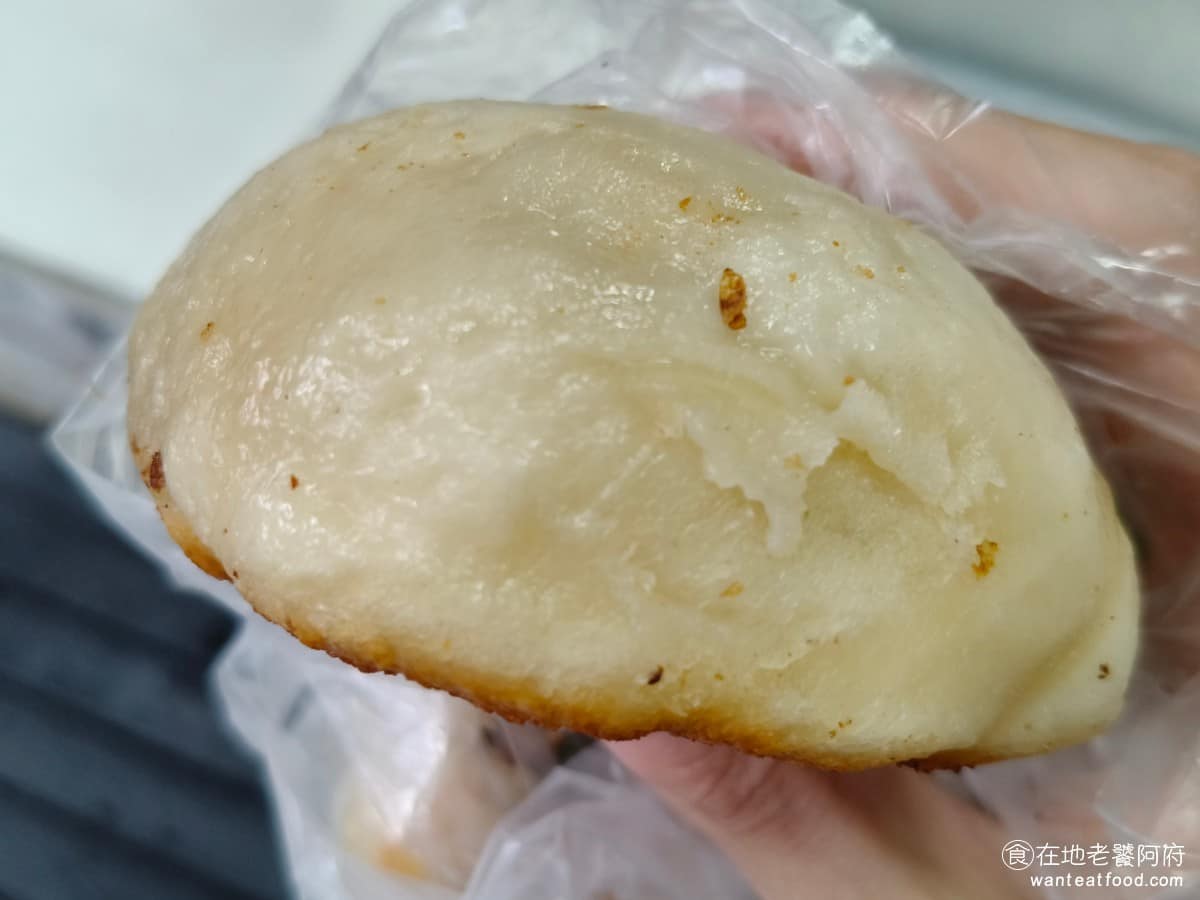 傳說水煎包 傳說水煎包菜單 傳說水煎包推薦 南港區美食 南港美食 南港展覽館美食 中式料理 水煎包 筍子肉包 這顆的筍子比例非常高，鮮肉反而是配角，說是「筍子包」，一點都不誇張。筍子切得大塊，口感很脆一口咬下去，存在感非常強，旁邊搭配的鮮肉，恰好補了一點肉味。 @在地老饕阿府