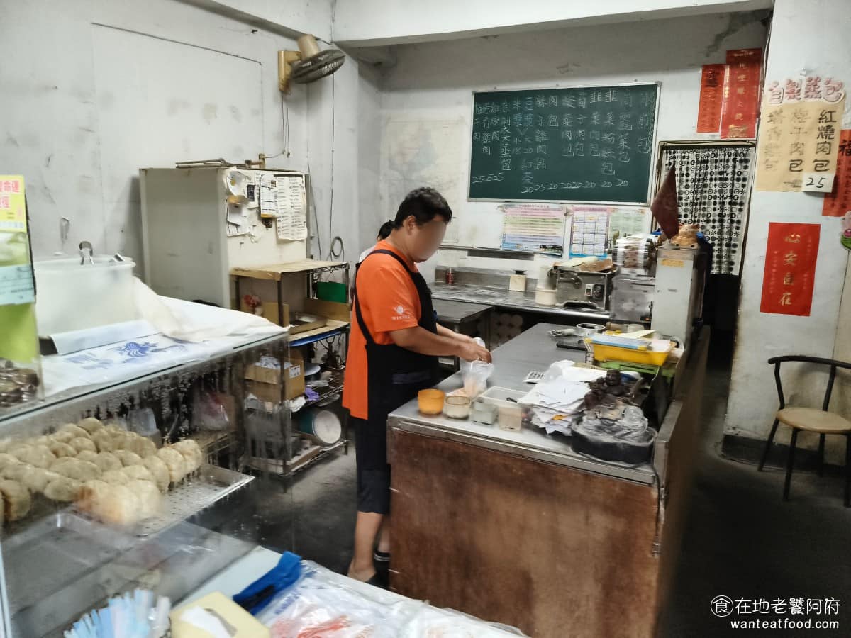 傳說水煎包 傳說水煎包菜單 傳說水煎包推薦 南港區美食 南港美食 南港展覽館美食 中式料理 水煎包 店面是一般民宅改裝，外觀平常，就是典型的老字號小攤格局，沒有華麗裝潢，攤位前方放著菜單、價目表，中英文日文都有標示。店家至今已營業超過二十五年，堅持所有食材純手工製作，麵糰、內餡、飲料全部自己來，天未亮就開始揉麵，這就是包子皮為什麼會蓬鬆好吃的原因。 @在地老饕阿府