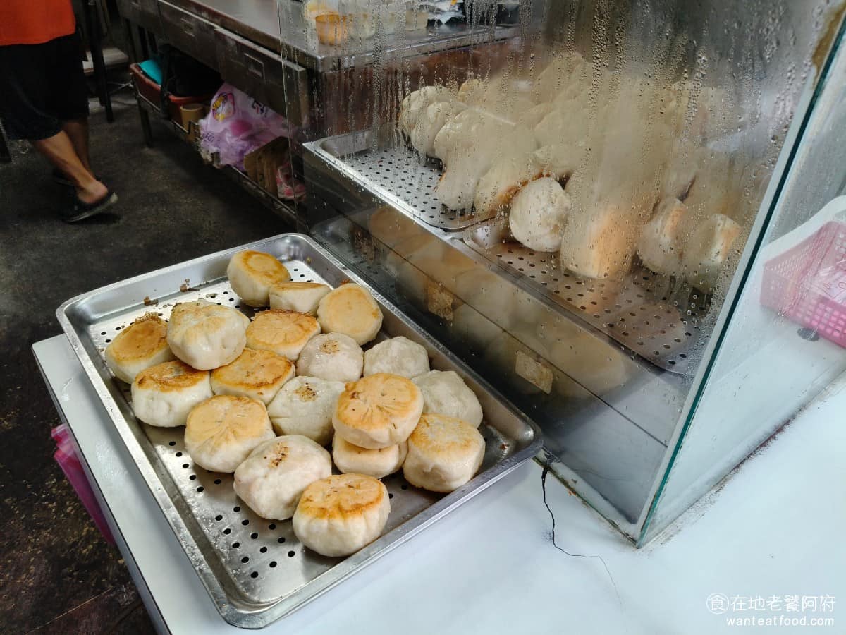 傳說水煎包 傳說水煎包菜單 傳說水煎包推薦 南港區美食 南港美食 南港展覽館美食 中式料理 水煎包 現場沒有內用空間，幾乎所有人都是外帶，或站在旁邊趁熱吃，老闆裝袋時，還會刻意讓煎脆的底面對面擺放，避免受潮變軟。 @在地老饕阿府