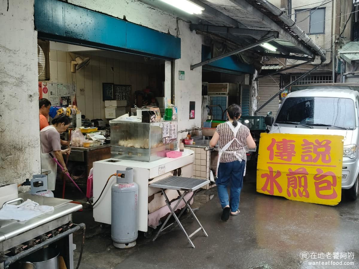 傳說水煎包 傳說水煎包菜單 傳說水煎包推薦 南港區美食 南港美食 南港展覽館美食 中式料理 水煎包 《傳說水煎包》的水煎包口味，遠比一般攤子豐富，光煎包就有七種，加上三種蒸包，其中辣子雞丁口味，是全台少見的獨特選項，吸引不少人，特地過來吃。《傳說水煎包》作為早餐跟下午茶都適合，價格在台北市區算CP值爆表，三顆煎包搭一杯飲料，花不到一百元就能吃飽。 對上班族來說，非常方便又省錢。 @在地老饕阿府