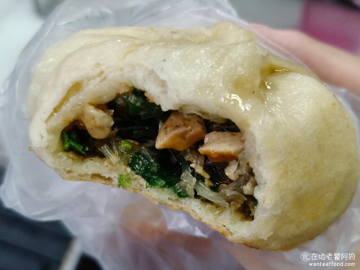 傳說水煎包 傳說水煎包菜單 傳說水煎包推薦 南港區美食 南港美食 南港展覽館美食 中式料理 水煎包 外皮跟筍子包一樣，厚實、綿密，底部也煎得很酥，一樣是 NT$20，這個價格，在台北真的很難找了。 @在地老饕阿府