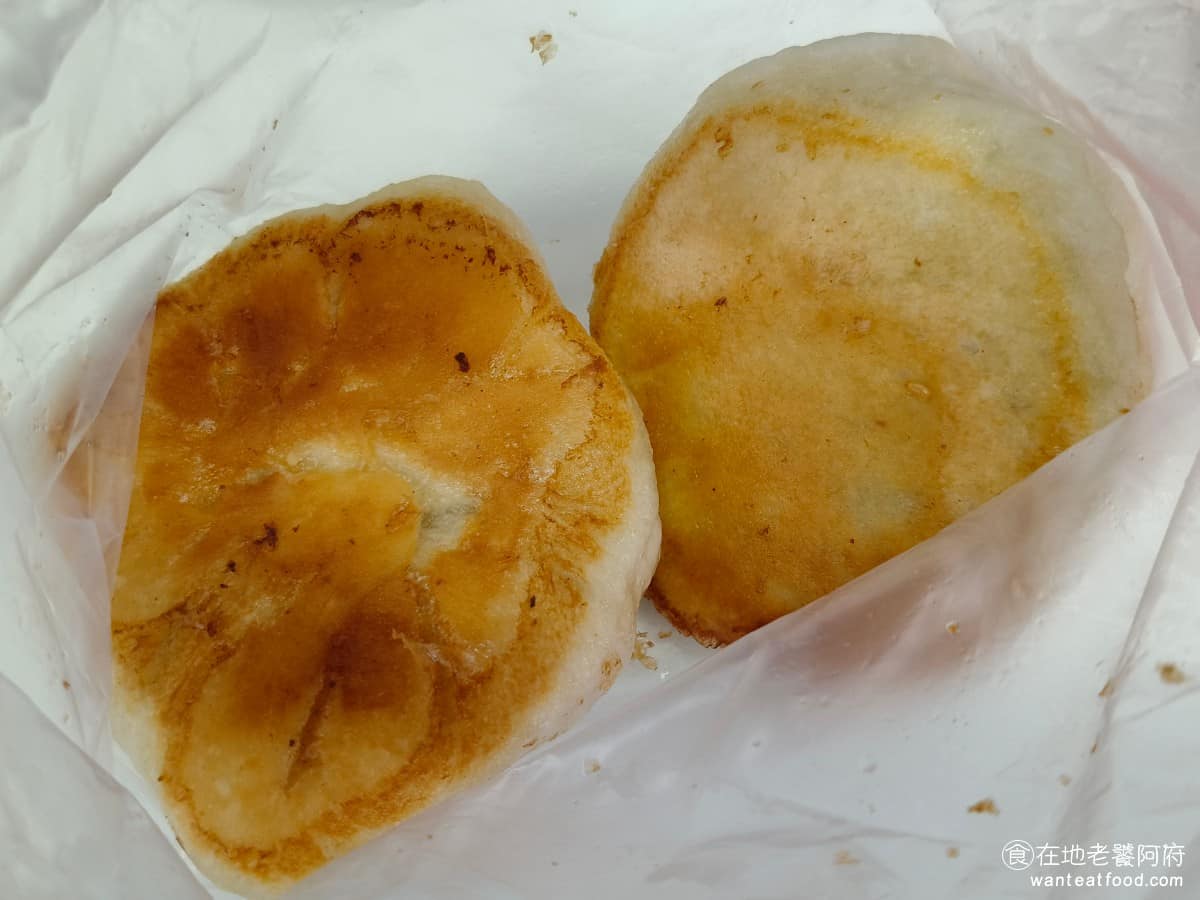 傳說水煎包 傳說水煎包菜單 傳說水煎包推薦 南港區美食 南港美食 南港展覽館美食 中式料理 水煎包 因為這裡的包子，尺寸非常大，一個人吃三顆，可能會太飽，所以就先點兩顆，來吃吃看。 @在地老饕阿府