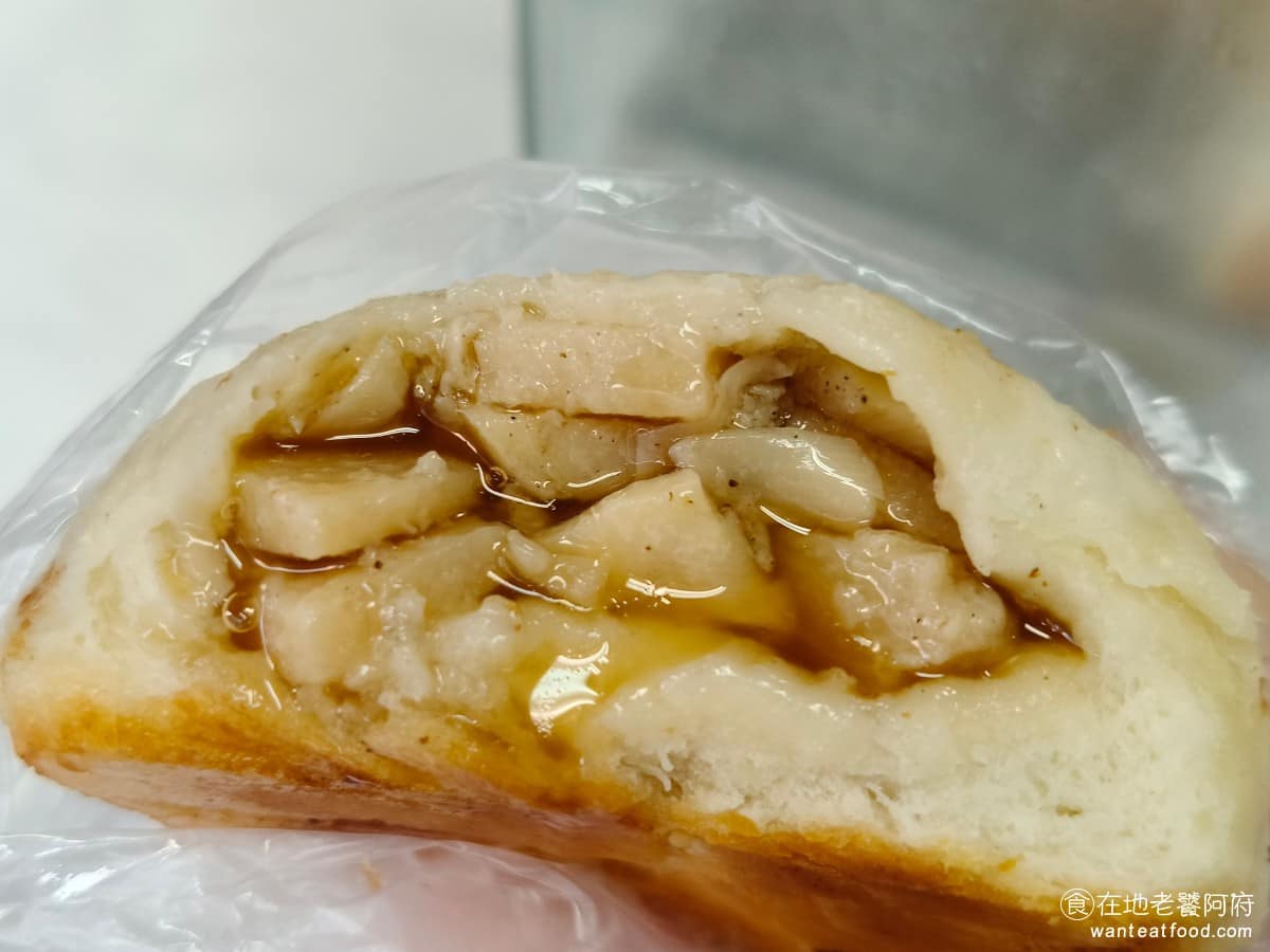 傳說水煎包 傳說水煎包菜單 傳說水煎包推薦 南港區美食 南港美食 南港展覽館美食 中式料理 水煎包 吃到最後底部竟然還是脆的，這點真的很加分，加了醬油膏味道又更棒了，一顆只要 NT$20，份量又大，吃了真的很滿足，難怪吃過的人幾乎都推薦。 @在地老饕阿府
