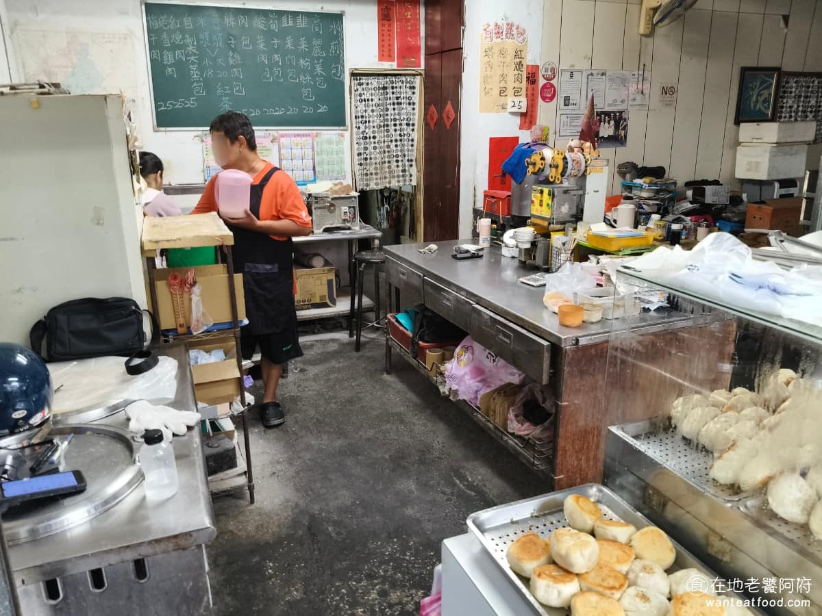 傳說水煎包 傳說水煎包菜單 傳說水煎包推薦 南港區美食 南港美食 南港展覽館美食 中式料理 水煎包 《傳說水煎包》最初沒有名字，默默在巷口賣包子。有一天，老闆無意間聽到客人帶朋友來，說這就是「傳說中好吃的水煎包」。老闆一聽，便直接把這句話拿來當店名，《傳說水煎包》因此得名。 @在地老饕阿府
