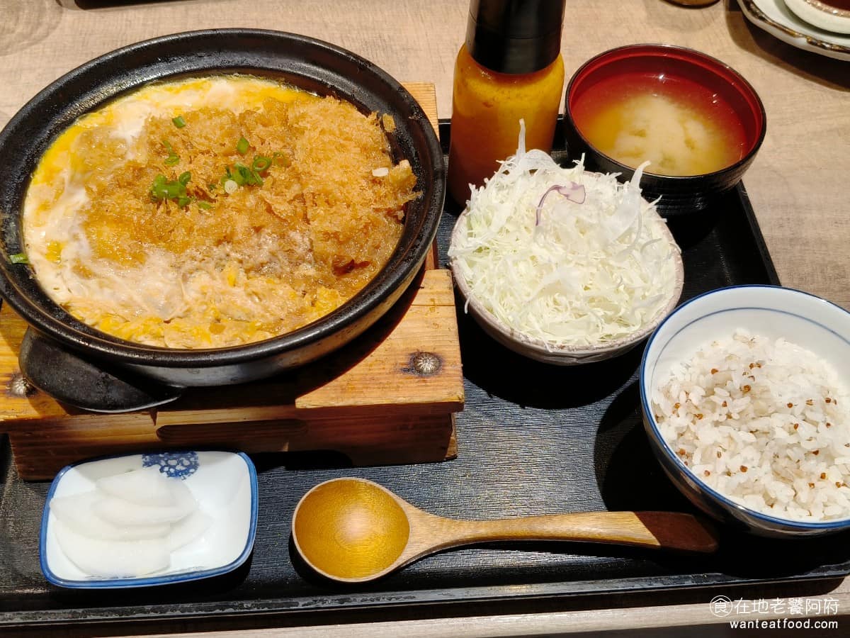 京都勝牛南港LaLaport店 京都勝牛南港LaLaport店菜單 東京風厚切雞腿鍋膳 個人最推薦的一道，鍋上的湯汁非常入味，口味偏鹹份量給得很大方，雞排肉塊也很大塊，外皮炸得酥脆、裡面雞腿肉超級軟嫩，表現相當不錯。 @在地老饕阿府