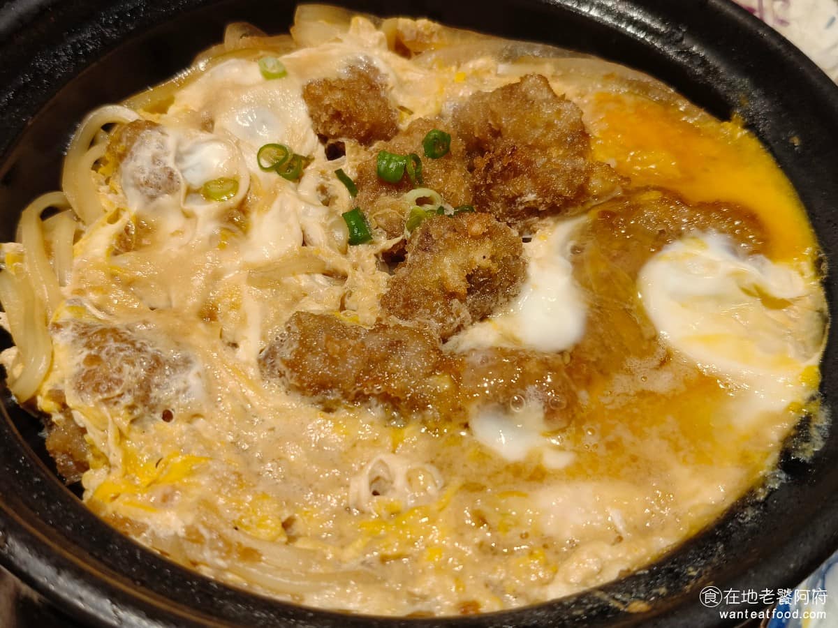 京都勝牛南港LaLaport店 京都勝牛南港LaLaport店菜單 東京風牛排鍋餐 店內的招牌牛排，外皮裹粉去炸，吃起來的口感跟一般炸牛排不太一樣。做法有點像親子丼，主角是炸牛肉，鋪上滿滿的蛋液，和洋蔥拌炒。外皮酥脆、裡面的肉質不會太硬。 @在地老饕阿府