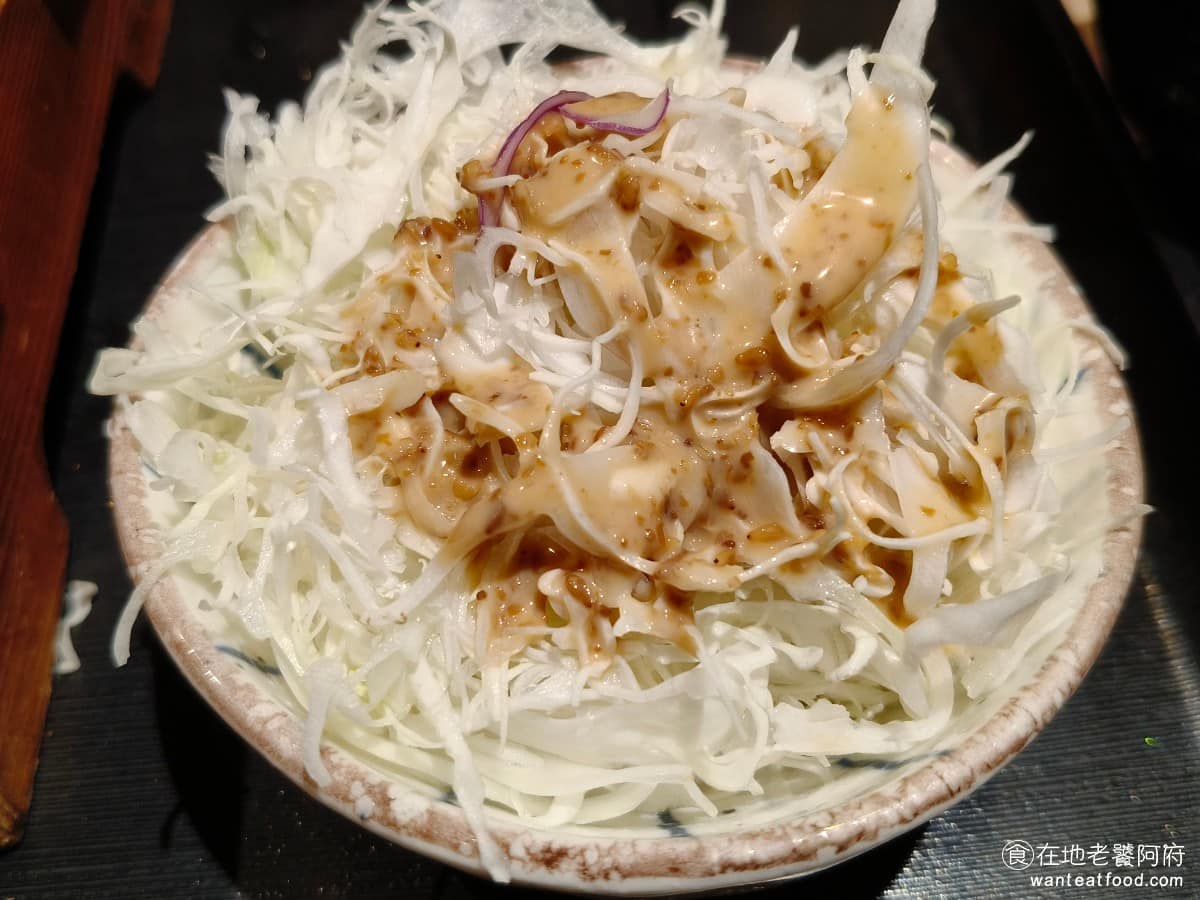 京都勝牛南港LaLaport店 京都勝牛南港LaLaport店菜單 高麗菜絲也是無限續加，桌上提供胡麻醬，胡麻醬的芝麻味很香，而且不會太鹹，吃起來非常清爽。 @在地老饕阿府