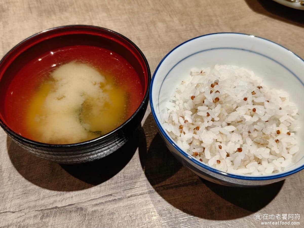 京都勝牛南港LaLaport店 京都勝牛南港LaLaport店菜單 白飯和味噌湯都可以免費續吃，味噌湯喝起來不會太鹹，白飯的部分，個人覺得吃起來有點偏硬偏乾，還是大戶屋的好吃一些。 @在地老饕阿府