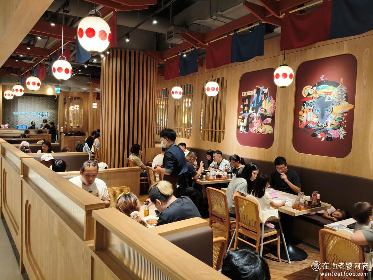 京都勝牛南港LaLaport店 京都勝牛南港LaLaport店菜單 《京都勝牛 南港LaLaport店》走日式木質風格，跟品牌其他分店的調性差不多，走進去可以看到門口擺放食物模型的展示櫥窗，方便還沒決定要點什麼的顧客先看一輪。 @在地老饕阿府
