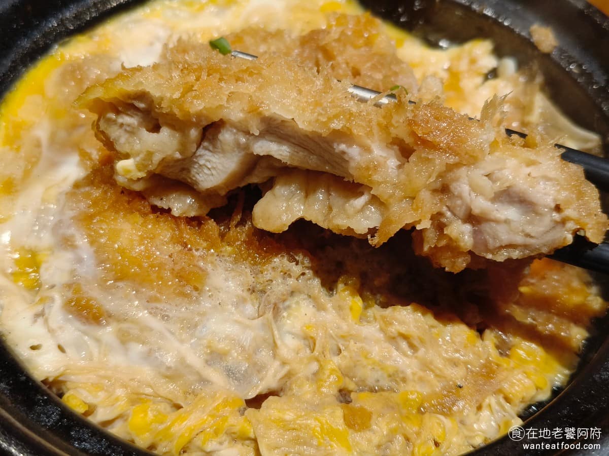 京都勝牛南港LaLaport店 京都勝牛南港LaLaport店菜單 雞腿排的份量幾乎完全蓋滿整個鍋子，吃了超飽足，難怪《京都勝牛 南港LaLaport店》每次來，都會排隊，只是醬汁的部分，吃多了就會覺得蠻鹹的，可以用桌上提供的熱茶做中和。 @在地老饕阿府