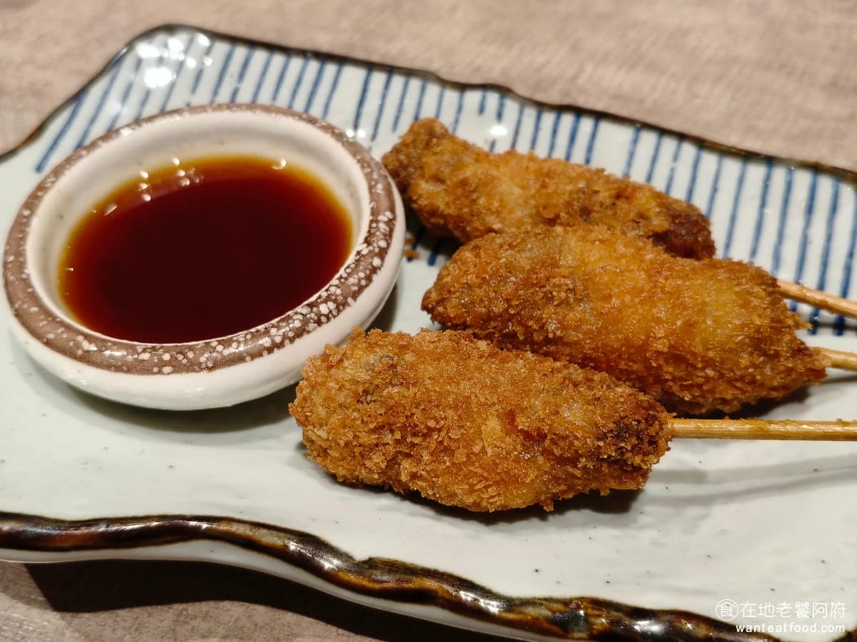 京都勝牛南港LaLaport店 京都勝牛南港LaLaport店菜單 菇菇牛肉串 加入會員後，可以用 35 元的優惠價加點，不過端上來跟菜單照片，長得不太一樣，基本上就是炸牛肉串配杏鮑菇，裹粉下去炸，口感比單純牛肉串多了一點菇類的濕潤度，味道算是很普通。 @在地老饕阿府