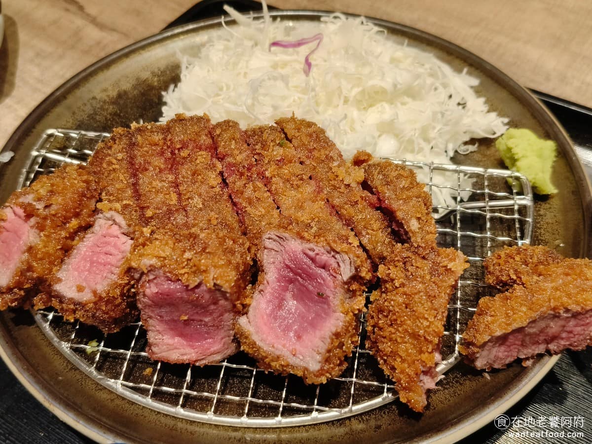 京都勝牛南港LaLaport店 京都勝牛南港LaLaport店菜單 勝式炸和牛 算是店內最高等級的炸牛排，炸完外皮非常酥脆，但是肉質沒有預期中軟，明明用和牛卻吃起來偏硬，反而不如鍋膳的炸牛排來得軟嫩。 @在地老饕阿府