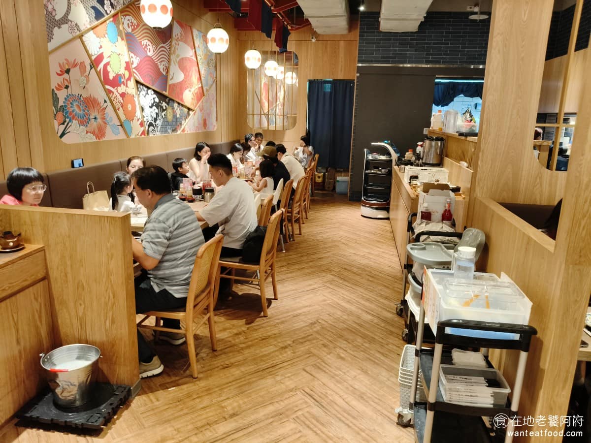 京都勝牛南港LaLaport店 京都勝牛南港LaLaport店菜單 座位沙發區很多，有店內專屬空間，不用像美食街一樣自己找位置佔位，用餐環境算舒適，服務人員態度親切。只不過周圍一直有人在吃鐵板料理，所以會一直聞到燒焦味，空氣品質比較不好。 @在地老饕阿府