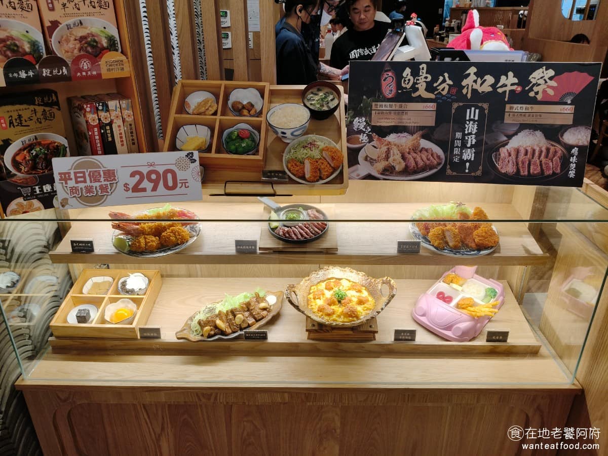 京都勝牛南港LaLaport店 京都勝牛南港LaLaport店菜單 《京都勝牛》最主要的特色就是炸牛排這個做法，用高溫快炸的方式，把麵衣炸到金黃酥脆，肉的中心維持粉紅偏生的熟度，吃起來跟一般煎牛排的口感不太一樣，牛肉有嚼勁但不會表現太乾硬。 @在地老饕阿府
