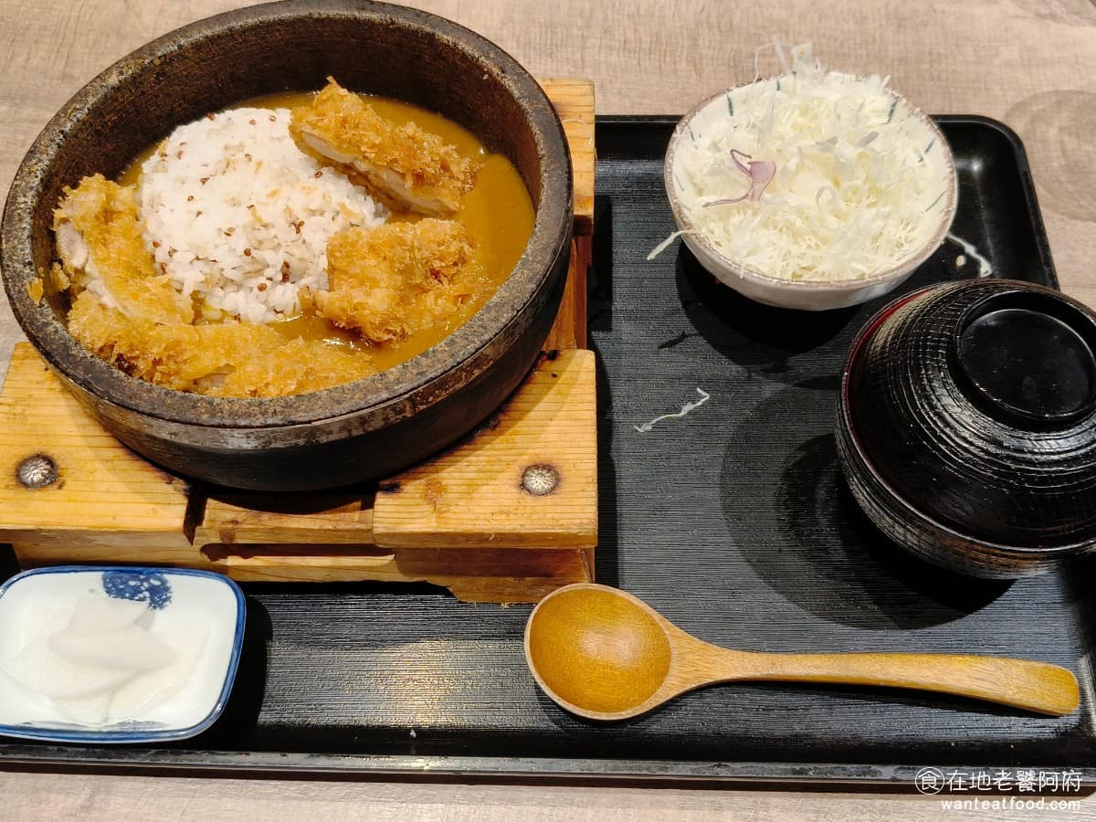 京都勝牛南港LaLaport店 京都勝牛南港LaLaport店菜單 酥炸雞腿排咖哩飯 咖哩口感偏微甜，香料味不會太重，是連小朋友都能接受的溫和口味。 @在地老饕阿府