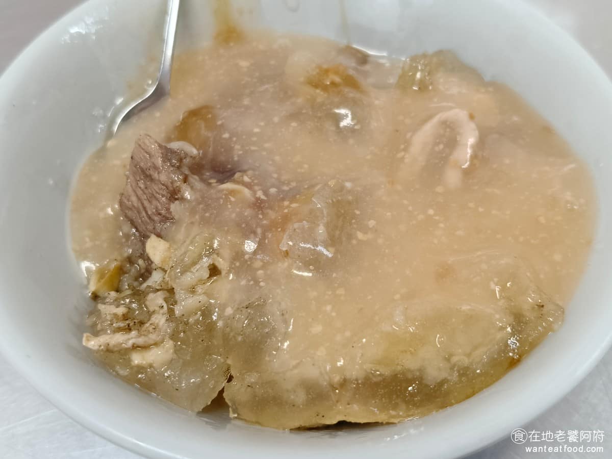 嘉家樂肉丸大甲 嘉家樂肉丸大甲菜單 嘉家樂肉丸大甲推薦 大甲區美食 大甲美食 台灣小吃 肉圓 Q的肉圓 做法是傳統低溫油泡,外皮偏透明的琥珀色,口感Q彈但不會咬不斷,也不會過於軟爛,內餡跟脆皮肉圓一樣,是整塊豬肉片配筍丁,只是少了炸過的酥脆外皮,吃起來相對溫和。 @在地老饕阿府