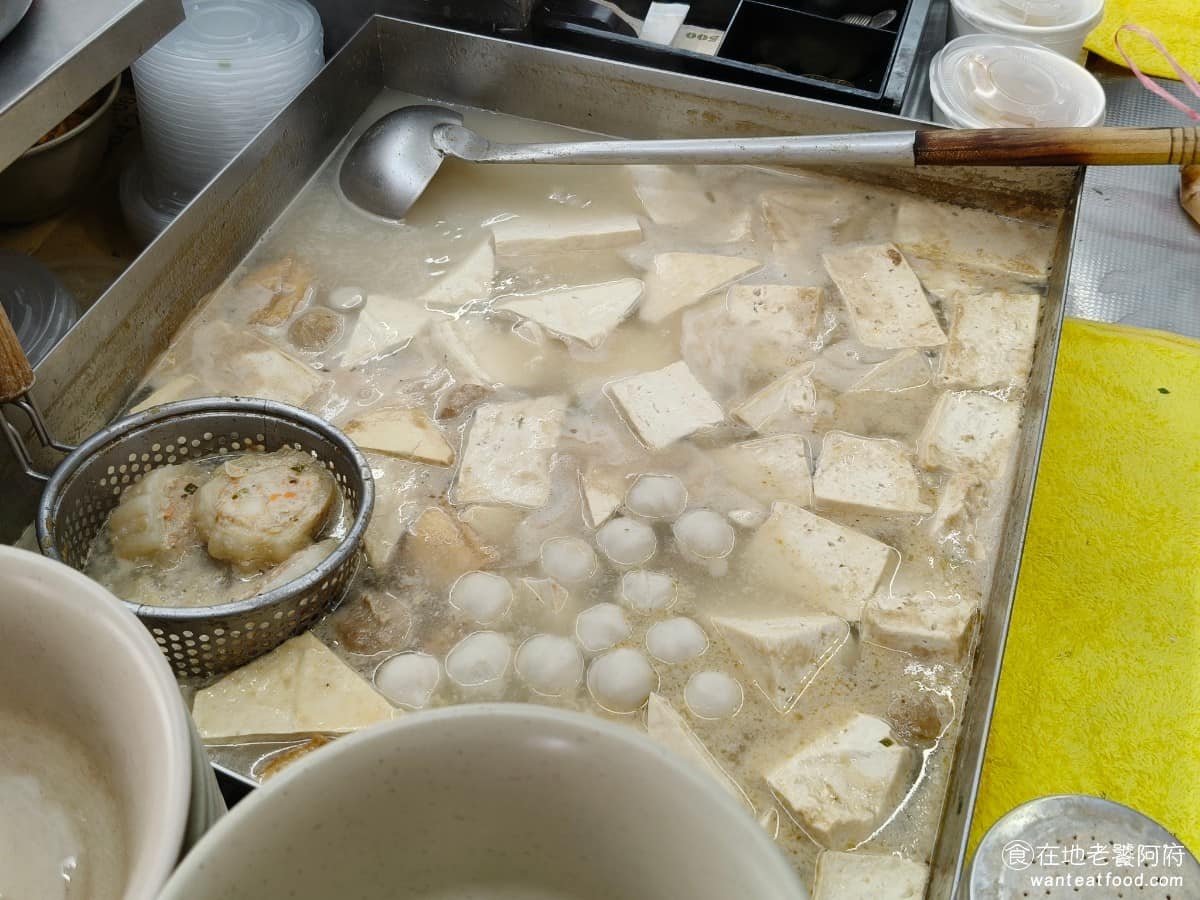 嘉家樂肉丸大甲 嘉家樂肉丸大甲菜單 嘉家樂肉丸大甲推薦 大甲區美食 大甲美食 台灣小吃 肉圓 除了賣肉圓之外,還有賣各種的湯,像是豆腐肉湯、苦瓜湯,這兩種都非常有特色。 @在地老饕阿府